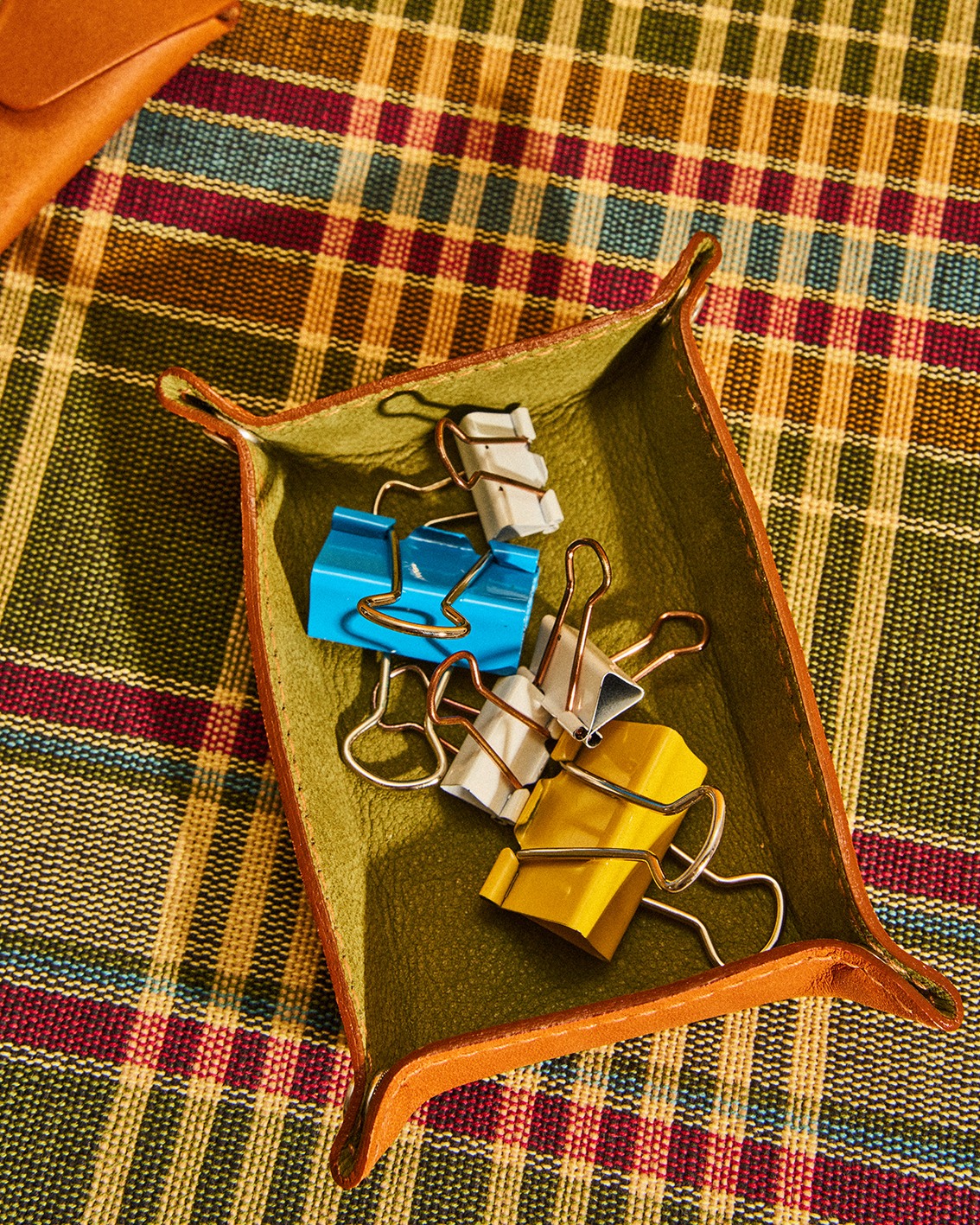 Leder-Lieblinge für Büro, Bag & Beyond
Entdecke unsere große Auswahl an Leder-Kleinprodukten und Accessoires.
Fürs Büro bieten wir dir praktische und zugleich stilvolle Helfer: eine formschöne Stifteschale, elegante Stifte Becher und einen Zettelkasten, der Ordnung ins kreative Chaos bringt. Auch unsere Stifte-Etuis, Federmäppchen, Hefthüllen und Dokumentenmappen sorgen dafür, dass alles einen schönen Platz hat – und das mit ganz viel Charakter.
Auch unterwegs bist du mit unseren Leder-Accessoires bestens ausgestattet: Geldbörsen, Karten- und Schlüssel-Etuis, Handytaschen, Brillen-Etuis und sogar kleine Knopfschalen begleiten dich zuverlässig durch den Tag. Und mit einem hübschen Anhänger für die Handtasche setzt du deinem Outfit das gewisse Extra oben drauf.
Für alle, die gerne reisen, haben wir natürlich ebenfalls etwas parat: Leder Kofferanhänger und praktische Schlüsselbänder, die dafür sorgen, dass du deine wichtigsten Dinge immer im Griff hast.
Mit unseren Accessoires wird jeder Tag ein kleines bisschen besonderer!
Foto © Silvio Knesevic
#Marstaller #marstaller #accessiors #accessoiresliebe #accessoires #lederliebe #kleinprodukte #kleinprodukte100 #alltagshelfer #geldbörsen #geldbörse #schlüsselanhänger #schlüsselanhängerliebe #lederanhänger #lederanhängerliebe #brillenetuis #knopfschale #kartenetuis #kartenetui #kofferanhänger #kofferanhänger #federmäppchen #federmappen #dokumentenmappe #dokumentenmappen