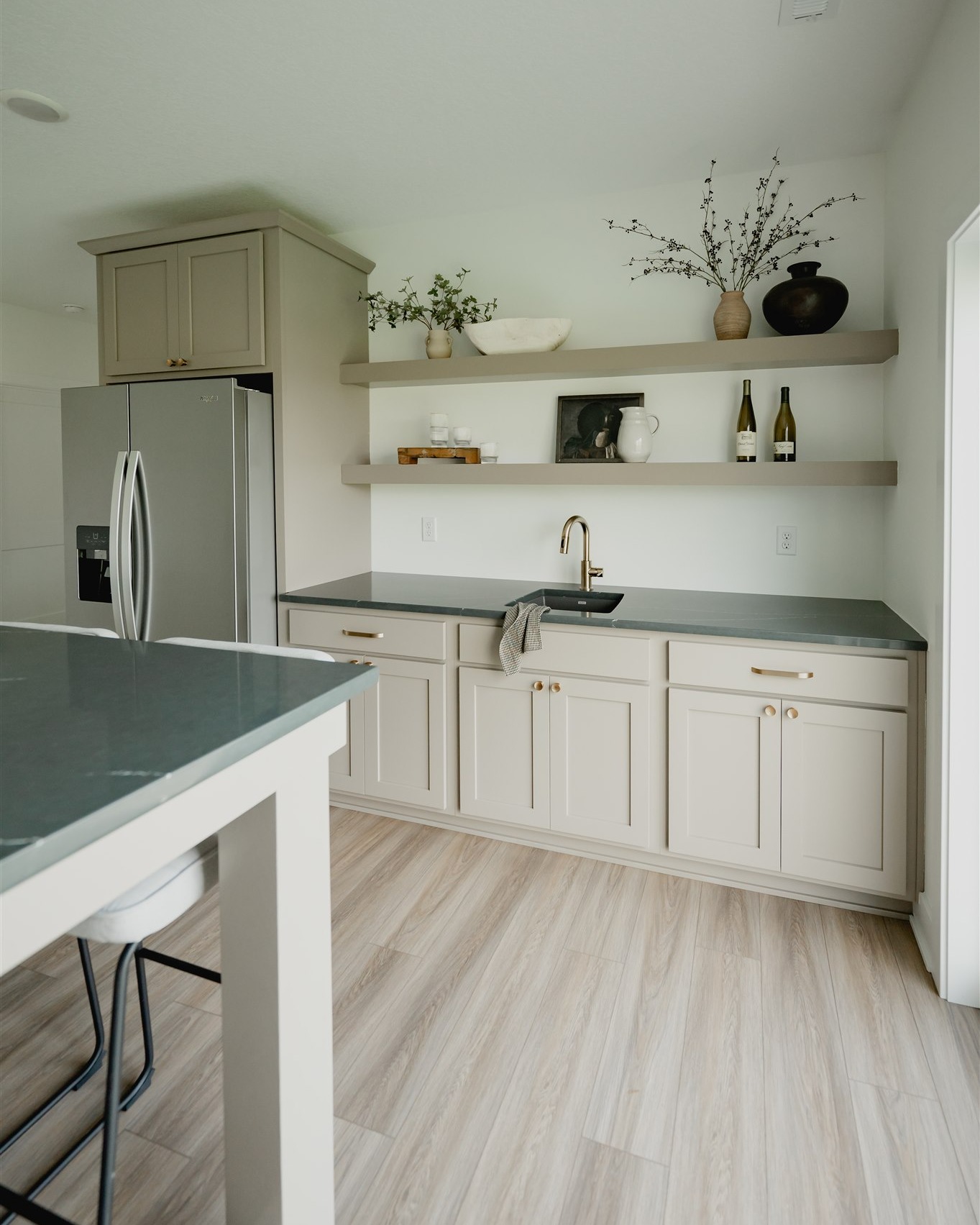 Neutral tones done right... But we can't forget that pop of green! 💚
This basement has everything you need + more!
#dynastyhomes #customhomebuilder #iowahomes #desmoines #luxuryhomes #homeinspo #dreamhome