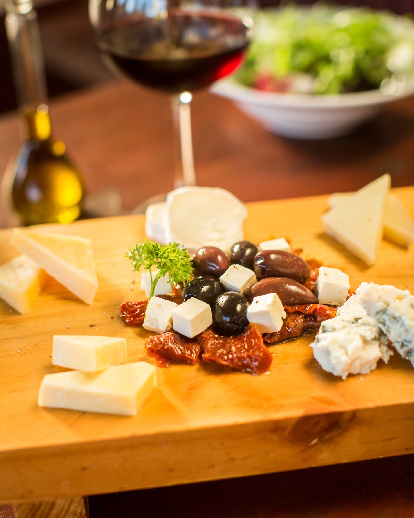 Arriben dies especials… 🎄✨
Retrobar-nos a la taula, compartir converses, celebracions i moments que es recorden.
I si hi ha una opció que sempre triomfa és una bona taula de formatges.
Amb els ingredients que més t’agraden i les combinacions que no fallen. Formatges variats, textures, aromes i sabors per gaudir en la millor companyia.
Perquè a la taula, com en la vida, les bones coses sempre es comparteixen 🧀💛
#pastordemorella #morella #elsports #turismocastellón #quesería #quesoartesano