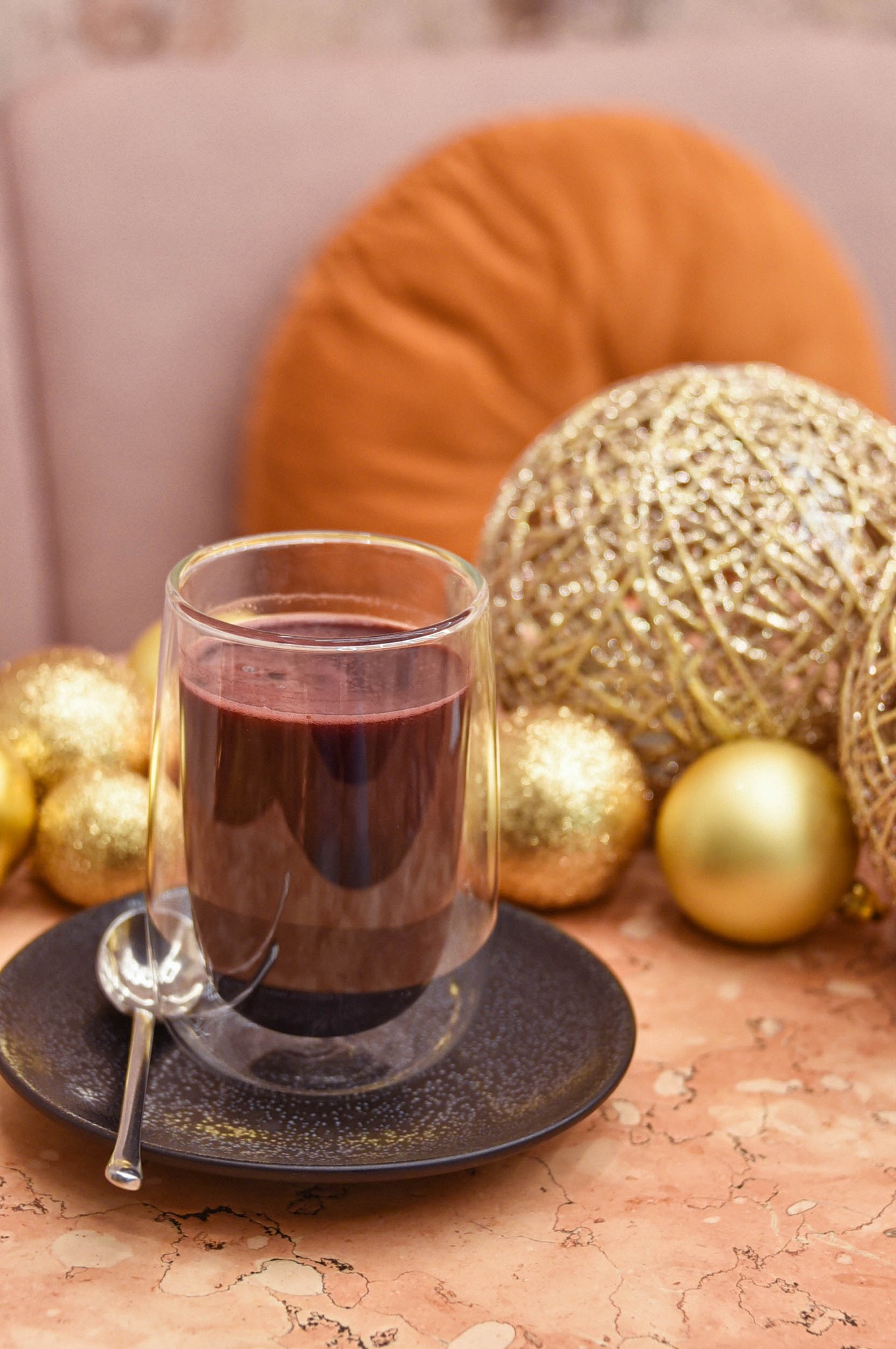 🎄 Advent at its best:
Freunde treffen, Geschichten teilen, Kuchen und Glühwein genießen.
Unser Café ist euer Ort für süße Traditionen und neue Erinnerungen. 🍰💛