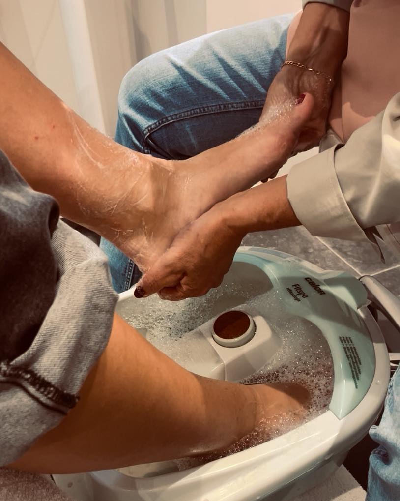 ✨ Wist je dat…?
Een SPA-pedicure en paraffinebad niet alleen pure verwennerij zijn, maar ook echte therapie voor je voeten?
🌸 Wist je dat… de warme paraffine:
• De bloedcirculatie stimuleert, waardoor pijnlijke en vermoeide voeten direct ontspannen?
• Een intens hydraterend effect heeft, ideaal bij droge voeten, kloofjes en harde huid?
• Werkt als een mini-detox, omdat de warmte afvalstoffen helpt afvoeren?
💆♀️ En wist je dat een SPA-pedicure:
• De huid zachter maakt en dode huidcellen verwijdert voor babyzachte voeten?
• Spanningen vermindert door massage van voeten en onderbenen?
• Helpt om problemen zoals eelt, ingegroeide nagels en pijnlijke drukpunten te voorkomen?
✨ Resultaat = ultra-zachte, gezonde én pijnvrije voeten. – (Een heerlijk ontspannen gevoel tot in je hoofd.)