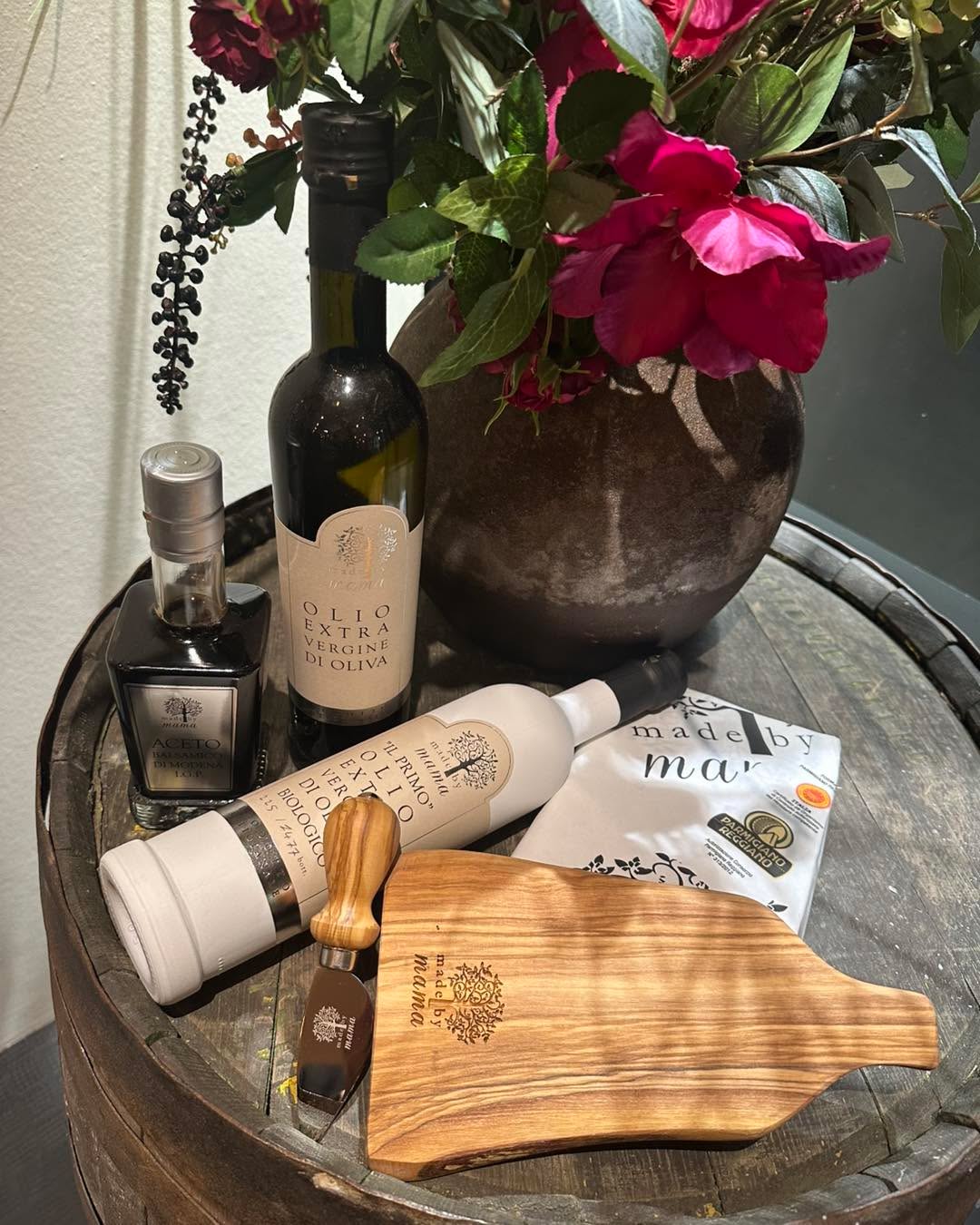 ❤️🇮🇹 IL PRIMO ER LANDET I ALT GODT ❤️ 🇮🇹
Olien er produceret af særlige udvalgte oliven fra den første høst.
Den har karakter, noter af artiskok, frisk græs og let peberbid i halsen. Skynd dig forbi hvis du skal have fingerne i denne skønne økologiske olivenolie fra Made by Mama, som kun findes i begrænset mængde😍