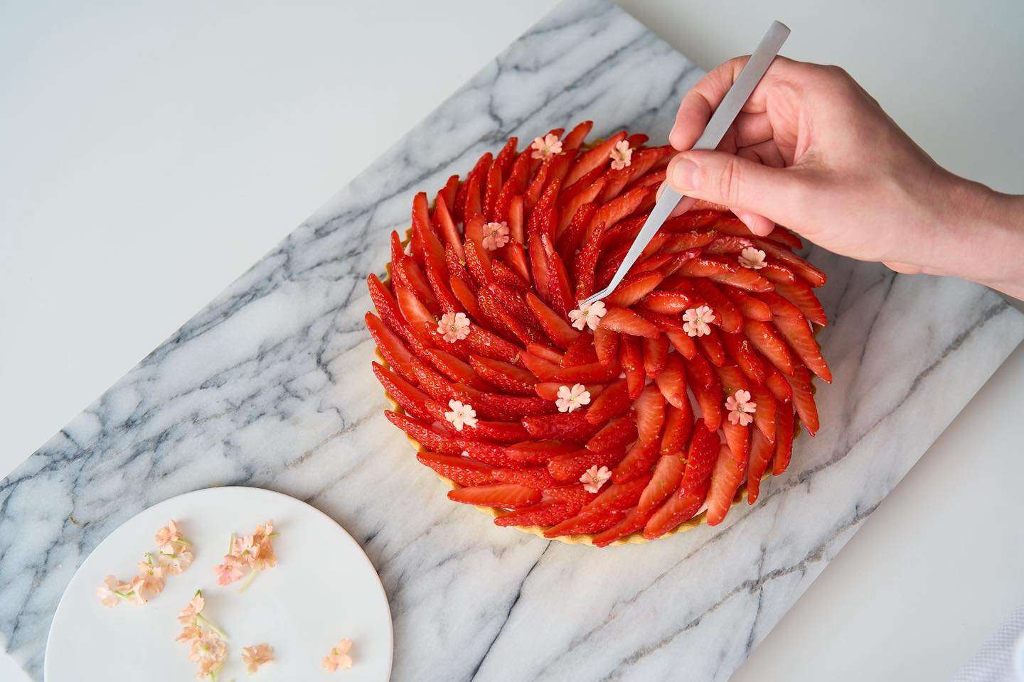 Pourquoi je travaille énormément pour des marques dans l’univers de la pâtisserie?
Eh bien ayant commencé mon parcours en tant que graphiste étant très sensible à l’univers coloré, c’est tout naturellement que je me suis tourné vers la patisserie comme terrain de jeu graphique et comestible et aujourd’hui bien que je travaille pour tout type de clients dans l’univers de la food, j’ai un attrait très particulier pour la patisserie et la chocolaterie.
