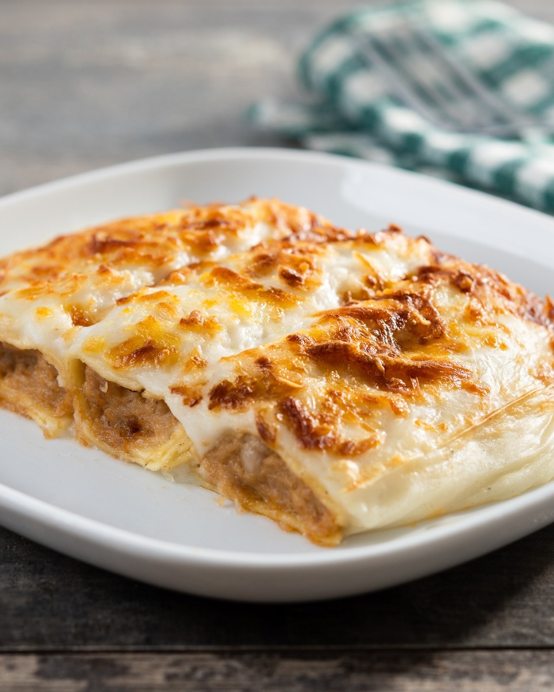 Els canelons són un d’aquells plats que no poden faltar a moltes cases per Nadal 🧀
Canelons casolans, farcits amb paciència i cuinats amb estima, coronats amb una capa de formatge que es fon i gratina fins a quedar daurada i irresistible.
Una recepta que ens transporta a la infància, a les cuines plenes d’aroma i a les taules llargues de festa.
Preparats per encendre el forn? 🎄🔥
#pastordemorella #elsports #morella #quesoartesano #canelonscasolans