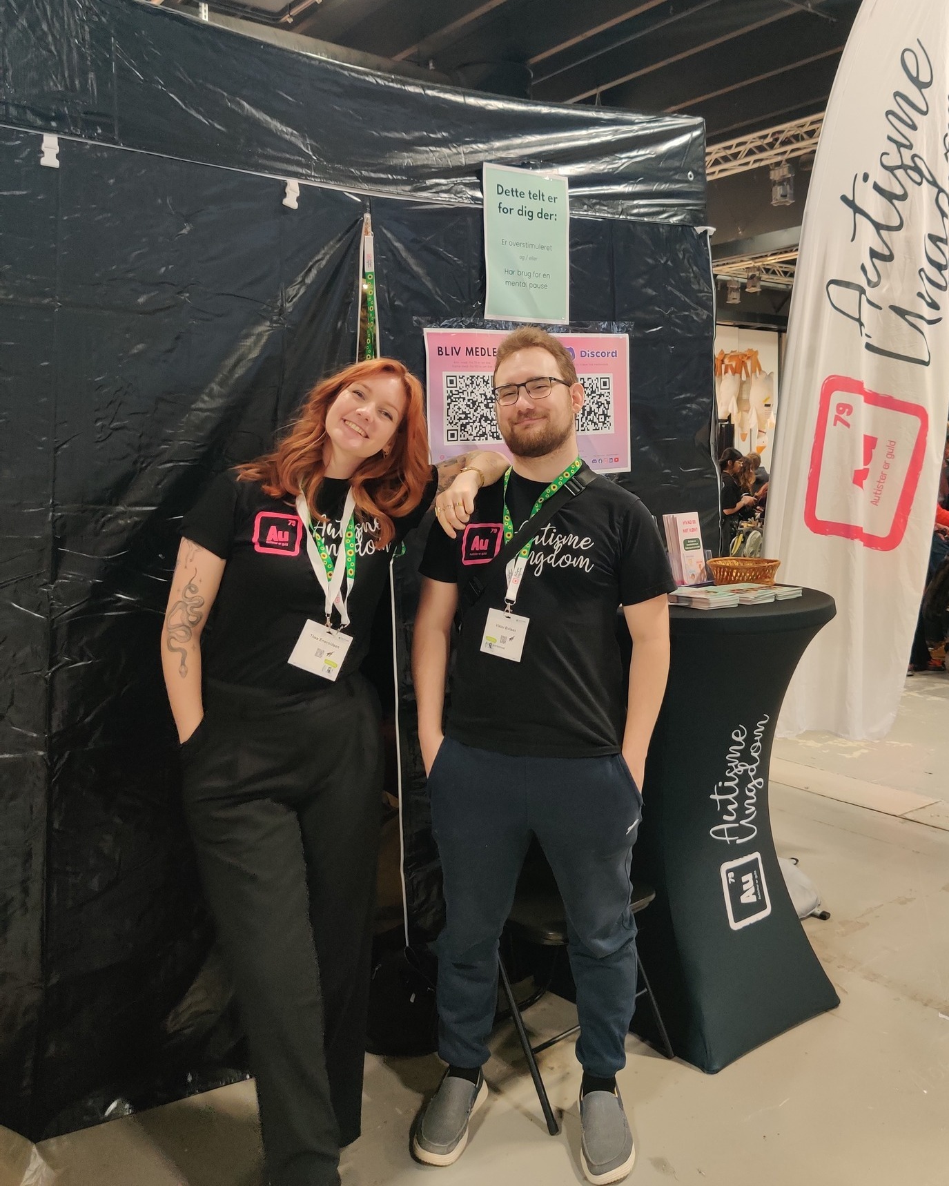 @comicconnordics er et fantastisk eksempel på, at vi gerne vil møde vores målgruppe dér, hvor de er, og når vores indsats samtidig gavner alle andre omkring os, så bliver det kun endnu bedre!
Vores stillezone-telt i Bella Centeret blev brugt næsten nonstop hele weekenden. Mange unge lagde vejen forbi for at få en pause, men vi havde også besøg af kørestolsbrugere, mennesker uden diagnoser og folk med helt andre udfordringer end autisme.
Det viser, hvor vigtigt det er at skabe små åndehuller i et stort, sansemættet miljø som Comic Con, der i år samlede mere end 17.000 deltagere, hurtigt kan blive.
Det betyder enormt meget for os at kunne gøre en konkret forskel der, hvor det virkelig hjælper. Og vores stilletelt beviste (igen), at inkluderende tiltag ikke kun hjælper nogle få, men gør en forskel for mange.
Vi fik også talt med en masse unge, forældre og fagpersoner, der tog sig tid til os, midt ibland slaraffenlandet af deres egne interesser.✨
Tak til ALLE, der kiggede forbi og delte smil, historier og pæne ord med os. Det varmer mere, end I tror. 💛
Vi håber, at vi får lov til at stå for stillezonen igen næste år og vi er mere end klar til også at tage ud til andre events og conventions, hvor vores målgruppe befinder sig🦸
#ComicCon #ComicCon2025 #BellaCenter #Stillezone #Autisme #Autismevenligt #Neurodiversitet #Inklusion #Accessibility #Sansevenligt #ForAlle #UngMedAutisme #Fællesskab #TakForJer