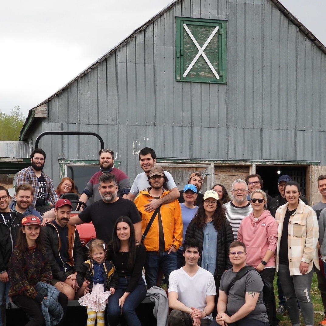 💛 Retour en images sur un moment tout en douceur de notre 1ère édition de Fierté Charlevoix!🏳️🌈
Lors de notre visite à la Ferme Ambrosia - Charlevoix avec nos merveilleux hôtes Aleck et Alexis, nous avons eu la chance de rencontrer… des canetons beaucoup trop mignons. 🦆
Un instant parfait pour prendre une pause nature au cœur de la municipalité de Saint-Hilarion.
#fiertecharlevoix #fermeambrosia #fiertélocale #fiertéagroalimentaire