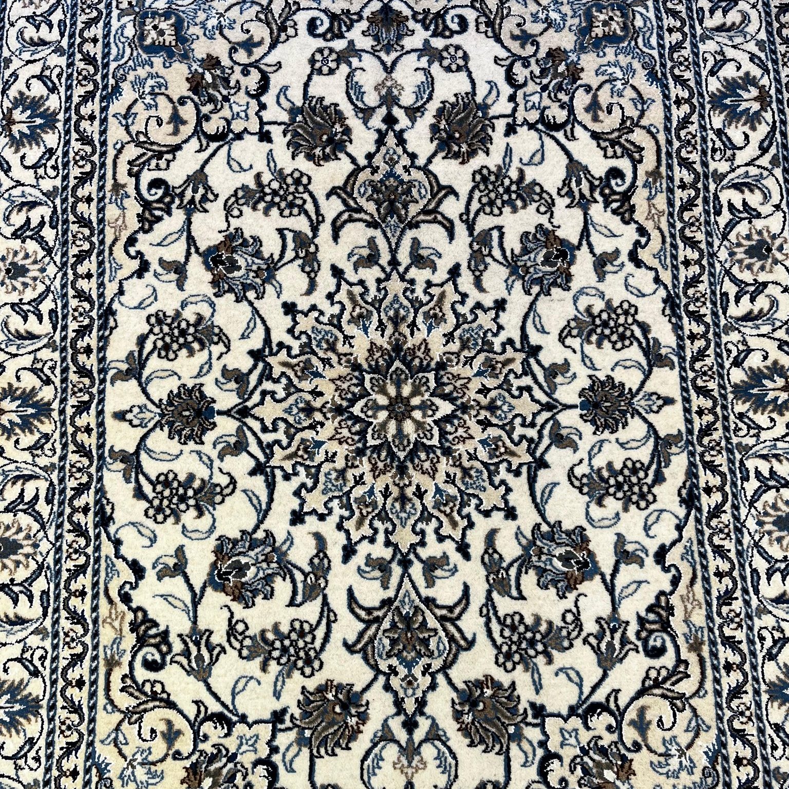 Tapete Nain – elegância persa em sua forma mais pura.
Com sua paleta suave em marfim e azul e desenhos florais extremamente detalhados, o Nain é conhecido pela delicadeza do nó fino e pela precisão quase joalheira no acabamento.
Consulte mais sobre o modelo visitando nossas lojas.
📍Rua Henrique Schaumann, 498 - Pinheiros | SP
São Paulo: (11)93044-1854
Caxias do Sul: (54) 3027-1234
.
.
.
.
#kiantapetes #arqdecor #interiordesign #sofisticacao #personalidade #estilo #tapetesimportados #decoração #homedecor #homesweethome #designinterior #arqlovers #confort #casadecorada #DesignDeInteriores
9 sem