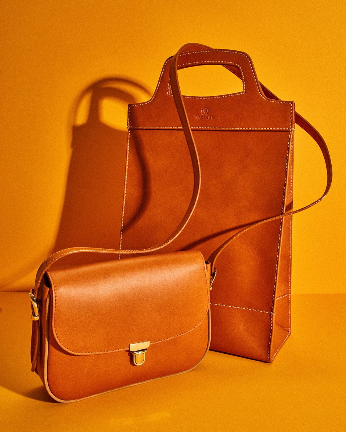 Spürst du schon die Vorfreude?
Genau jetzt ist der perfekte Moment, sich selbst oder einem lieben Menschen eine Freude zu bereiten – mit unserer stilvollen Einkaufstüte aus Leder und unserer Tasche des Monats: der Wandertasche.
Ob als treuer Begleiter beim winterlichen Stadtbummel oder als Geschenk, das von Herzen kommt – unsere Wandertasche verbindet zeitloses Design mit hochwertigem Handwerk. Und das Schönste:
Du kannst dein Lederprodukt ganz persönlich gestalten lassen. Auf Wunsch prägen wir deine Initialen oder sogar deinen Namen in das Leder ein. So wird aus einer schönen Tasche ein einzigartiges Geschenk, das Wärme, Wertschätzung und Persönlichkeit ausstrahlt.
Mach diese Vorweihnachtszeit besonders – mit einem Geschenk, das lange Freude bereitet.
Foto © Silvio Knesevic
#Marstaller #marstaller #weihnachtsshopping #weihnachtseinkauf #weihnachtseinkäufen #weihnachtseinkäufeerledigen #weihnachtseinkaeufe #lederliebe #ledertasche