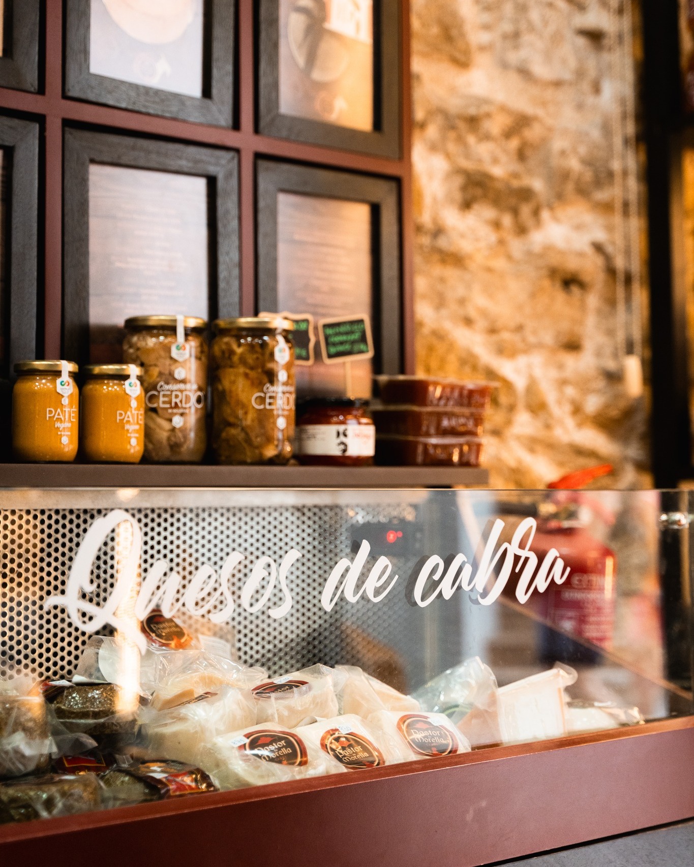 A la nostra tenda Pastor de Morella no només trobaràs els nostres formatges artesans… 🧀
També t’esperen una selecció de productes km0, elaborats al territori i de la mà de productors locals. Melmelades, dolços, embotits i molts altres sabors que reflectixen l’essència de la nostra comarca.
Una manera de donar suport al que és nostre i omplir la cistella de qualitat i proximitat!
#pastordemorella #morella #quesoartesano #quesería #elsports #castellórutadesabor