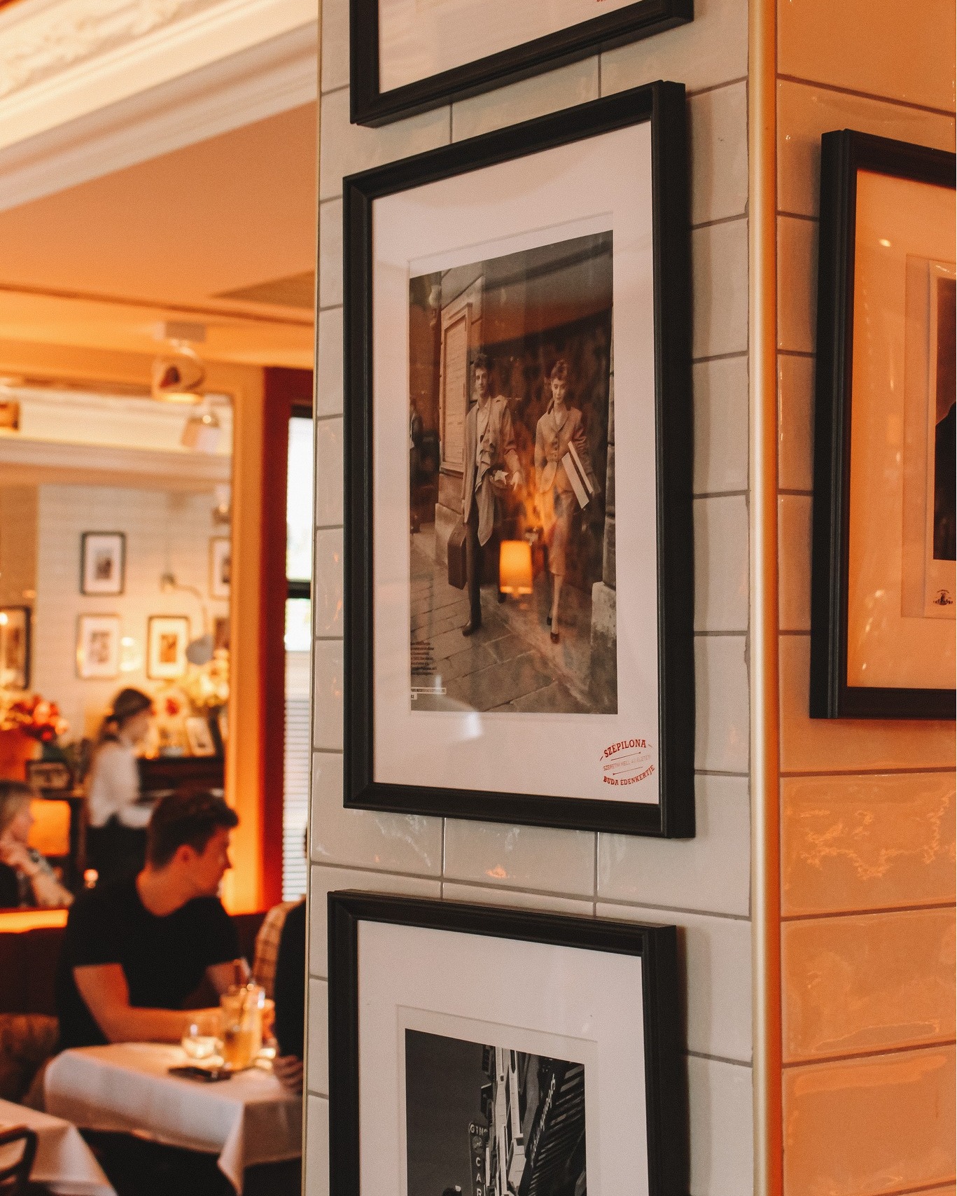 As the evenings turn crisp and slow, our tables feel warmer, the lights softer, the flavors deeper. Settle in and let the season wrap around you. 🤍
#szépilona #szeretnikellazéletet #buda #budapest #gastronomy #bistro #szépilonabisztró