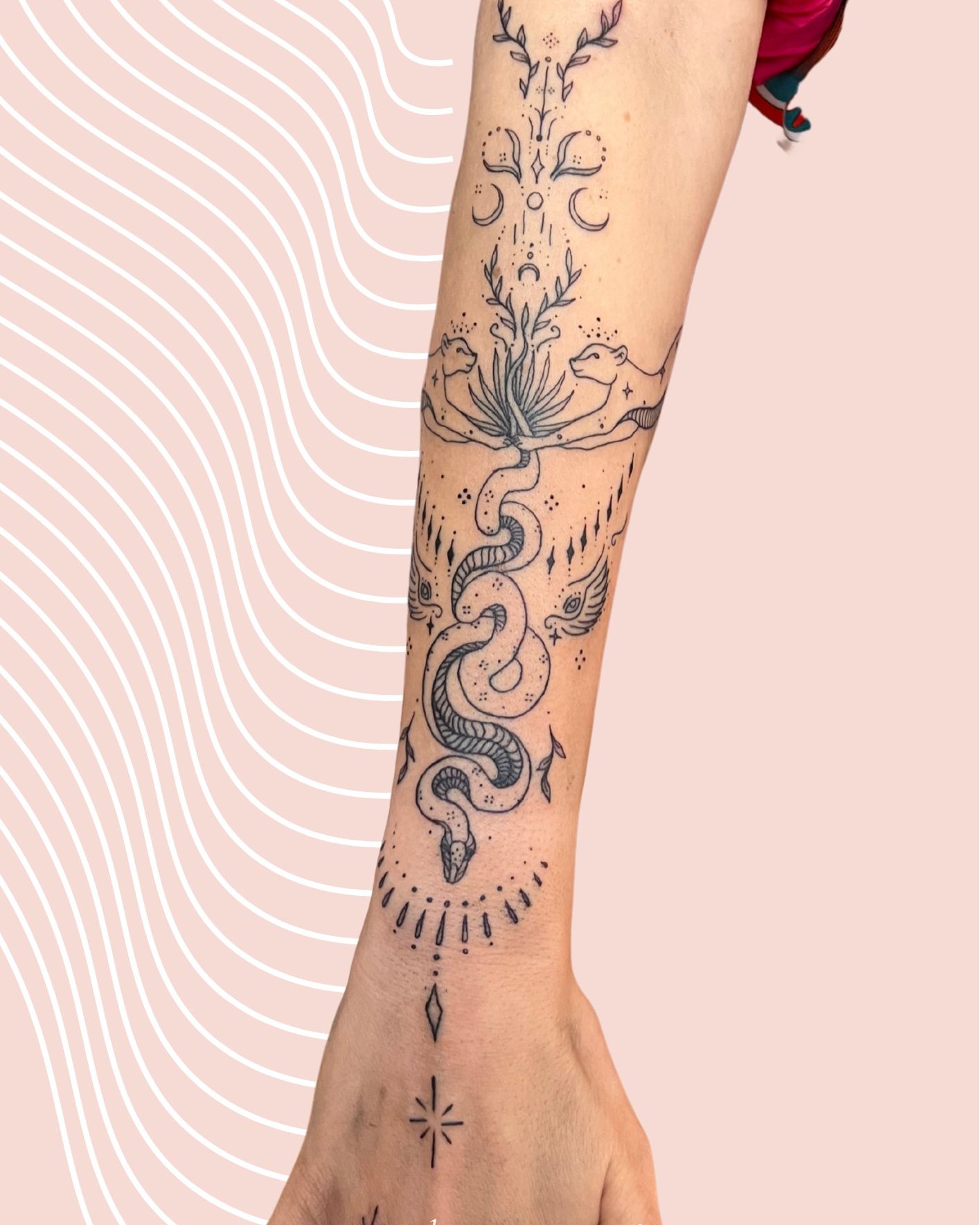 Tetování s hadem je vždy více než jen estetický zážitek. Toto je příběh transformace, který se rodil několik měsíců před samotným aktem tetování.
Had, symbol věčného obnovení, síly kundalini a moudrosti, se vine předloktím jako připomínka životní síly a schopnosti svlékat starou kůži. Měsíční fáze nad ním symbolizují cyklický čas a spojení s ženskou energií.
Každý detail - od rostlinných prvků po strážce v podobě zvířecích bytostí - vypráví část příběhu mé klientky. Předloktí jako místo konání a tvoření se stalo domovem pro tento posvátný symbol.
Když tetuji hada, vždy vím, že přichází hluboká transformace. Není to jen o obrazu - je to o energii, která proudí mezi námi během rituálu a která zůstává aktivní dlouho po zahojení.
Devítiměsíční cesta integrace, která následuje, přináší nové pohledy a uvědomění. Tetování se stává živým průvodcem na cestě proměny.
#hadenergie #transformace #vedometetovani #kundalini