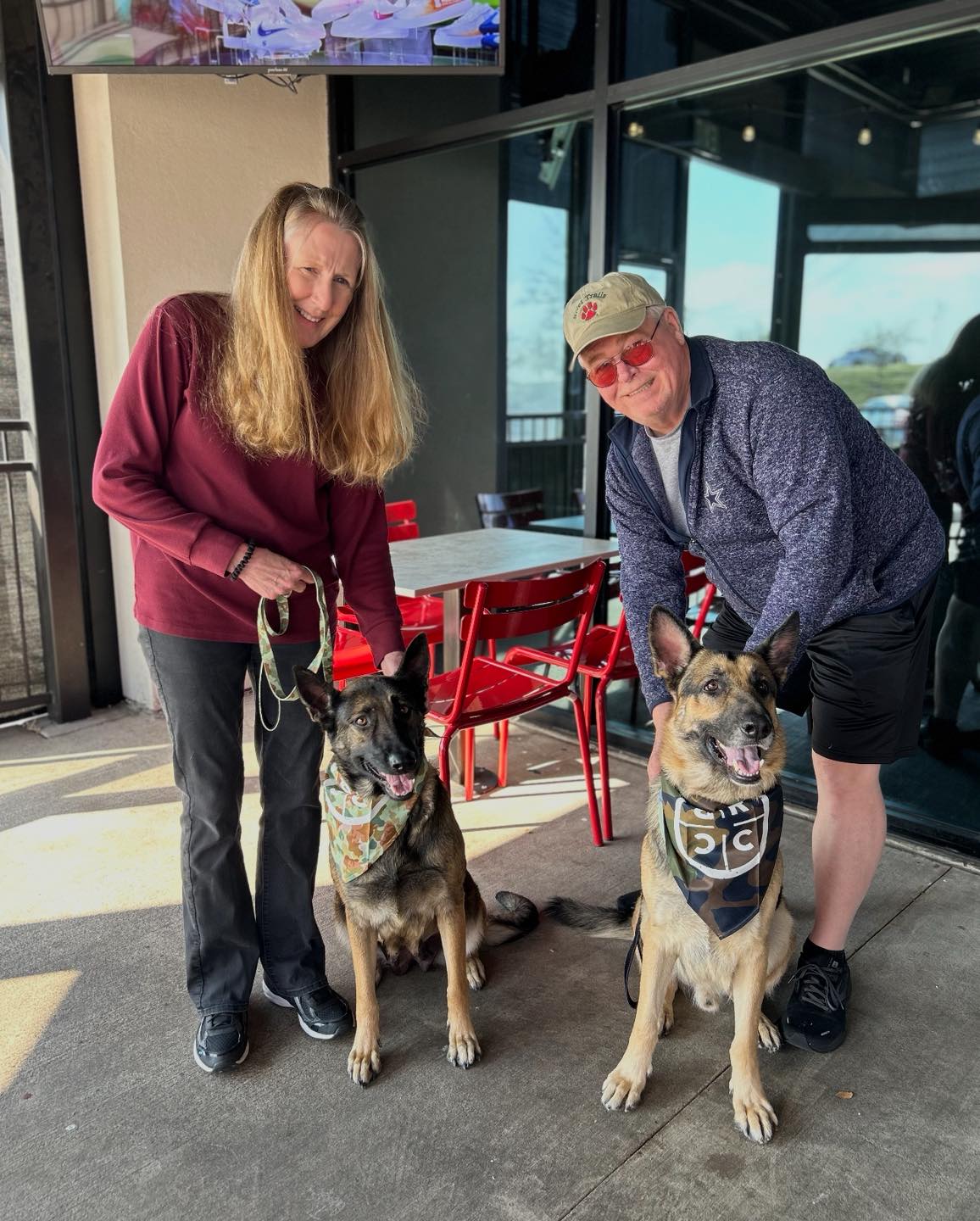 We had an amazing day at Parry’s Pizzeria and Taphouse! Four lucky dogs were adopted and lots of delicious pizza was consumed for a great cause! Also, a big shoutout to Fort Worth Councilmembers Crain and Lauersdorf for coming out to support us!