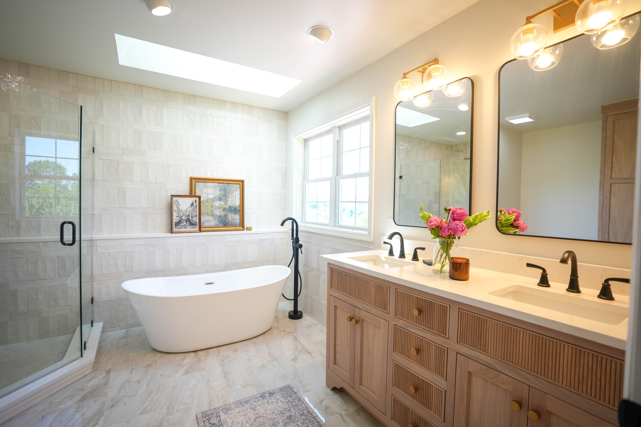 Your home has good bones — but right now it still feels a bit builder-grade.�White walls, standard finishes, and that “same as everyone else” look.
The good news?�That simplicity is a blank canvas. 🎨 so as promised…
Here are five designer-approved upgrades I use to make any builder-grade home feel warm, layered, and undeniably custom:
1. Upgrade your lighting�Swap standard fixtures for statement pendants, warm bulbs, lamps + sconces.
2. Add trim or wall details�Picture molding, board & batten, chair rail, or scaled-up crown/baseboards.
3. Elevate your hardware�Replace basic chrome knobs with brass, matte black, or aged bronze.
4. Bring in natural materials�Wood, stone, woven shades, greenery, textured fabrics.
5. Create a standout moment�Entry wall, stairwell, or powder bath with bold color, wallpaper, or tile.
Check out our blog post to learn more! Link in Bio ✨