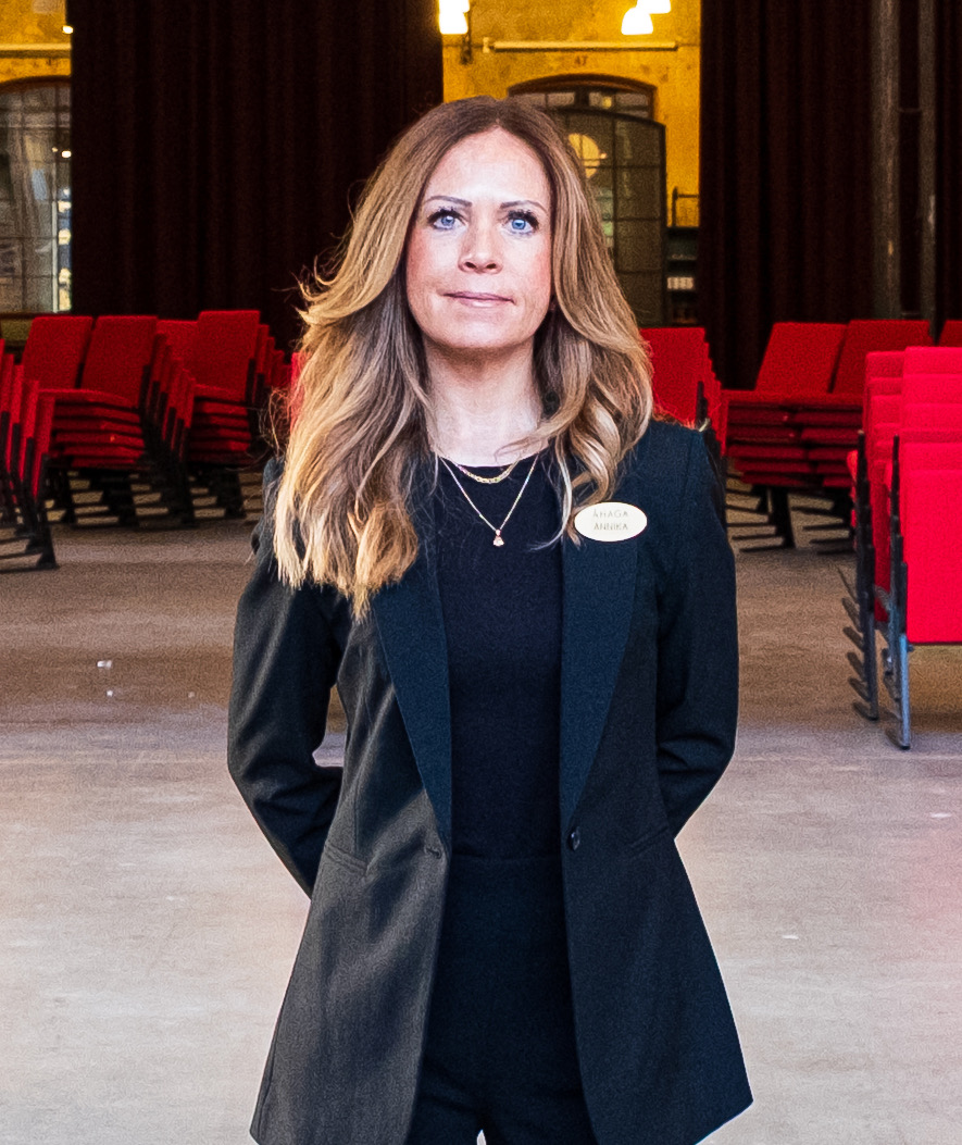 27 november nĂ€rmar sig â save the dateđ
Annika Persson inledde sin yrkesbana i en miljö dĂ€r besluten bokstavligen kan handla om liv och död â som sjuksköterska inom akutsjukvĂ„rden. Det var dĂ€r hennes ledarskap tog form: snabbtĂ€nkt, nĂ€rvarande och med mĂ€nniskan i centrum. Med en marknadsekonomexamen frĂ„n Chalmers i bagaget tog hon klivet in i nĂ€ringslivet. Med samma drivkraft och vĂ€rme fortsatte hon vidare till roller inom mediebranschen, bland annat pĂ„ TV4, innan hon tog plats i ledande positioner som VD, styrelseledamot och rĂ„dgivare.
Idag Ă€r Annika en erfaren entreprenör och delĂ€gare i flera bolag. Hon har vĂ€nt kris till framgĂ„ng â styrt verksamheter frĂ„n konkursrisk till snabb tillvĂ€xt. Ett av hennes bolag, Borgstena of Sweden, utsĂ„gs 2024 till Gasellföretag. Hennes styrka ligger i att skapa struktur i kaos, driva affĂ€rer med tydlig vĂ€rdegrund och bygga hĂ„llbara verksamheter dĂ€r bĂ„de hjĂ€rta och resultat fĂ„r platsđ±
Den 27 november fĂ„r du möjlighet att höra Annika berĂ€tta om att bygga bolag, bryta normer och bĂ€ra flera verkligheter samtidigt. Om ledarskap med hjĂ€rta, affĂ€rssinne och mod â frĂ„n blĂ„ljus till styrelserumđŒ
AnmĂ€l dig senast den 25 novemberđhttps://www.kavai.se/event-details/fran-blaljus-till-styrelserum-en-resa-genom-motgang-mod-och-framgang