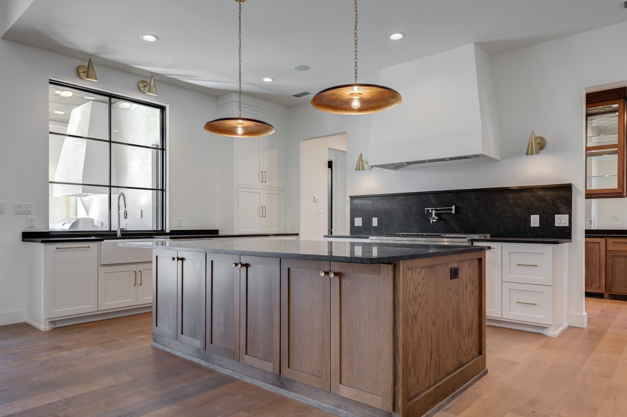 Sophisticated yet effortless. The mix of dark surfaces, bright cabinetry, and warm wood creates a kitchen that feels both modern and welcoming.
Builder: @derekcooperconstruction