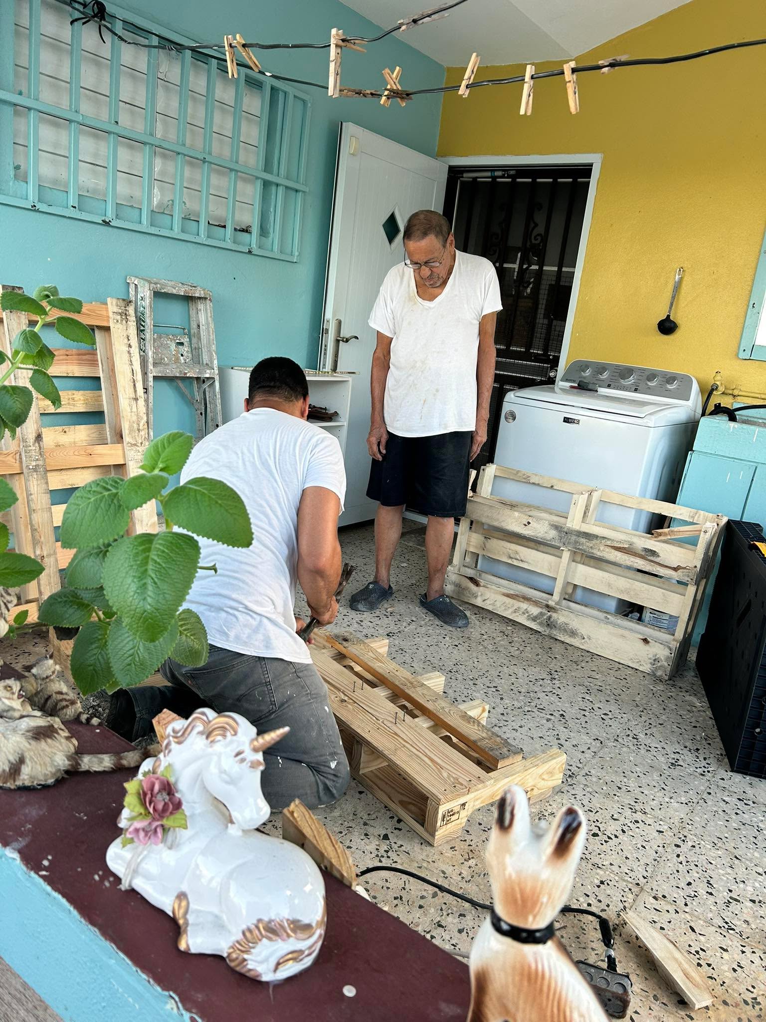 Ellos colaborando para hacer mi pequeño taller 😬🥰🥰