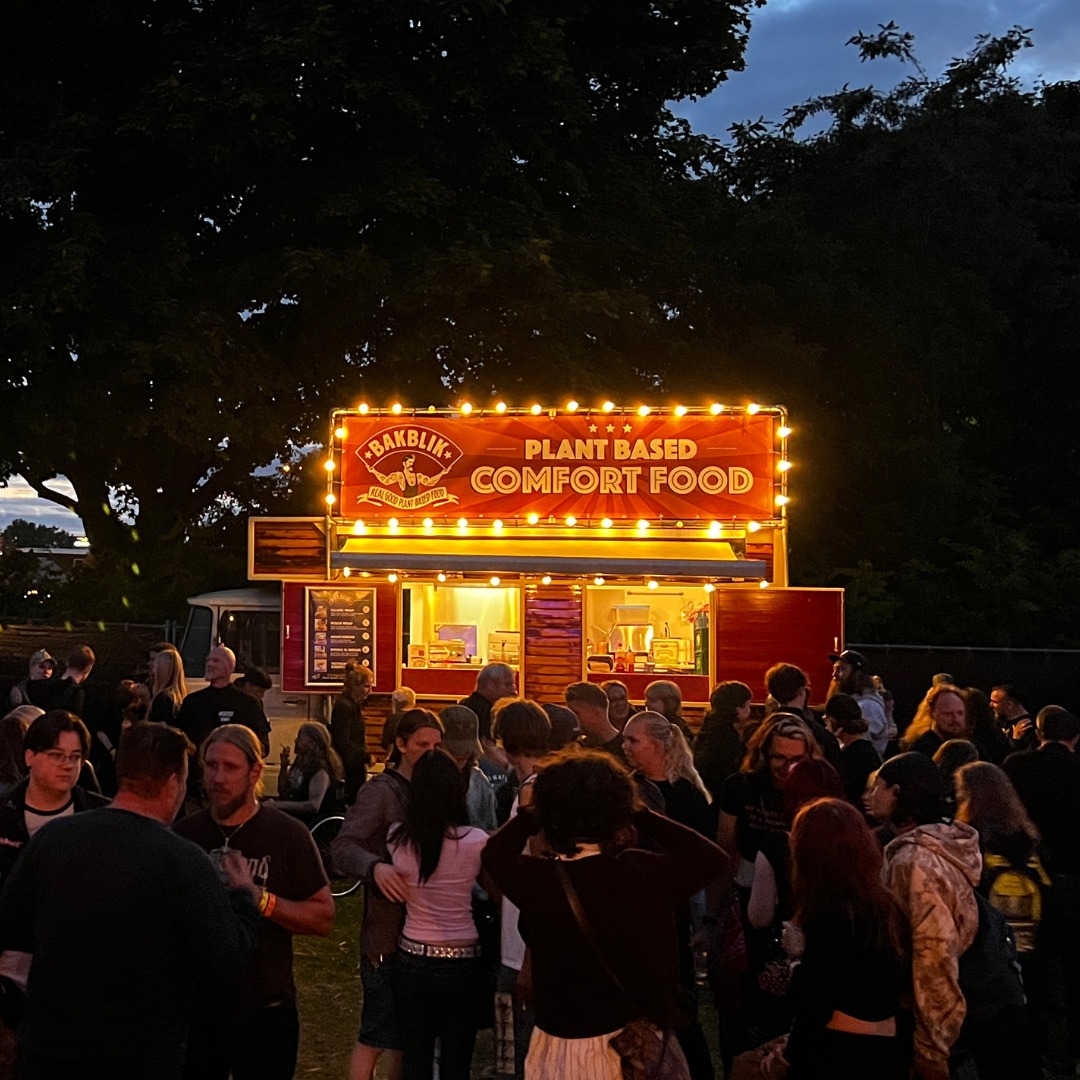 EINDHOVEN WE MISS YOU
Het is alweer ruim een jaar geleden dat we bij @barbistrocalypso voor jullie mochten zorgen.
De tijd gaat snel en wij zitten niet stil. Deze winter staan we met onze foodtruck @bakblik_realgoodplantbasedfood op het 18 Septemberplein voor de Hema, tijdens Keep On Giving, 27 nov 2025 t/m 4 jan! We zijn open do - zo van 12:00 tot 18:30 (vr tot 21:00).
Zelfde energie. Zelfde liefde voor vegan comfort food. Andere plek.
Kom langs. We zien je graag daar, kom een praatje maken en geniet van onze gerechten. Ook mee te nemen voor thuis!
Op het menu:
KEBABWRAP, KAPSALON, WISSELENDE FRIET STOOF, ZOETE AARDAPPEL FRIET, en natuurlijk HOT CHOCOLATE!