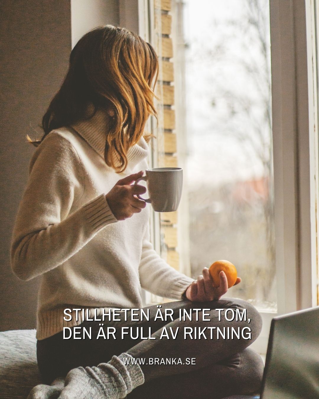 Det finns en sorts klarhet som inte kommer ur analyserande utan ur stillhet. Den visar sig inte när vi försöker tänka ut nästa steg utan när vi tillåter ett beslut att mogna inifrån.
Vi är vana att agera snabbt, fatta beslut, ta ställning. Men det finns stunder då den innersta rörelsen handlar om något helt annat, att vänta tills hjärtat hinner ikapp tanken, tills själen hinner tala klart. Det är ett aktivt inlyssnande, utan ansträngning, där vi lyssnar på känslor, tankar och låter insikten komma utan anspänning.
När vi tvingar fram svar tappar de ofta sin riktning. När vi låter dem mogna, kommer de inte bara med information, de kommer med mening.
Just nu finns en energi som kallar oss att lyssna djupare än vanligt. Att inte rusa, utan stamma upp och fråga sig, kommer detta från en impuls eller från min inre kompass? Är det mitt försvar som talar eller är detta sant och riktigt för mig just nu? Kommer detta ur rädsla eller är det något som fått lov att mogna fram?
Det är först när vi vågar stanna upp som vi kan välja medvetet. Först då blir valet ett val och inte en reaktion.
Du behöver inte alltid veta vart du är på väg. Det räcker att veta om du är i samklang med dig själv.
Branka
www.branka.se