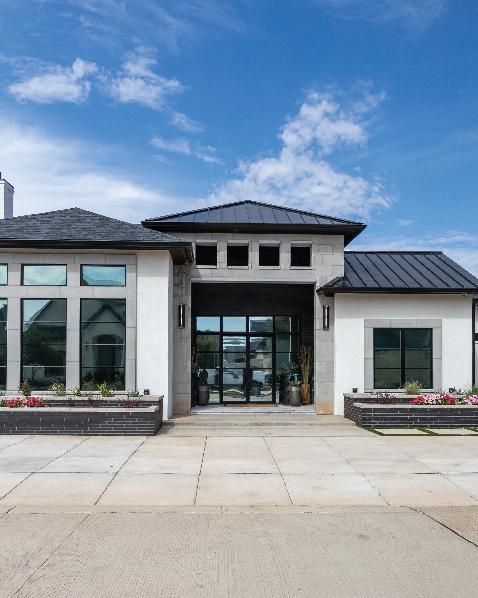 From the statement ceilings to pink sitting room, it is going to be pretty hard to beat this house!
Designer: @pddtexas
Builder: @widemancustomhomes
Subdivision: Oakmont Estates