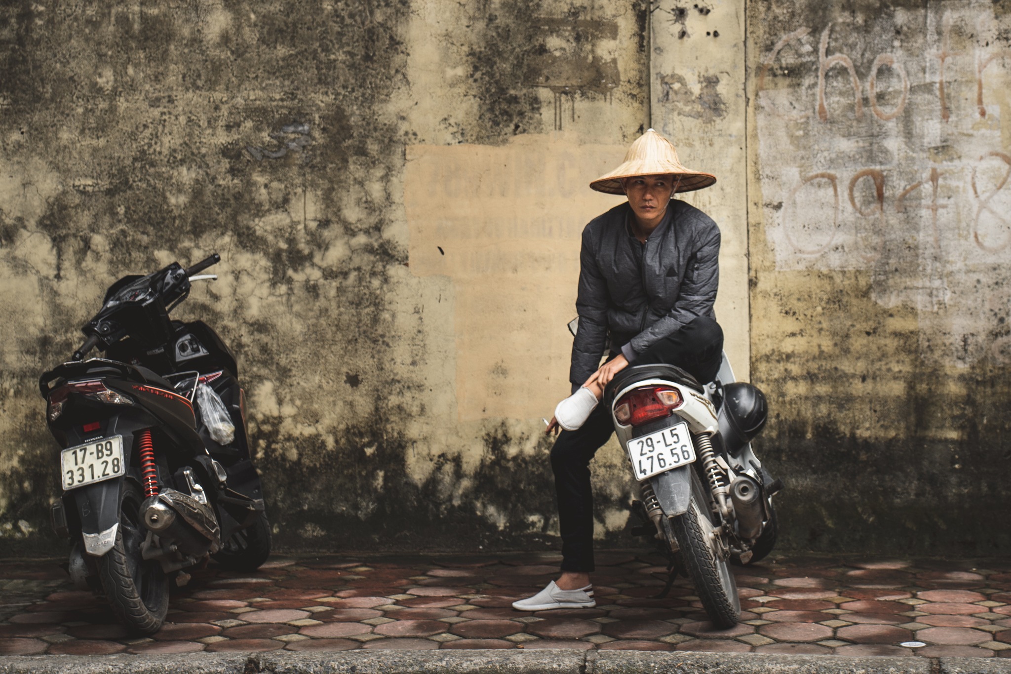 Hanoi, sweet Hanoi - 2
I wanted to stay away at first…
and yet, in the end, I couldn’t bear to leave.
_______
Hanoï, sweet Hanoï - 2
Au début je voulais t'éviter
et après je n'ai plus voulu te quitter.