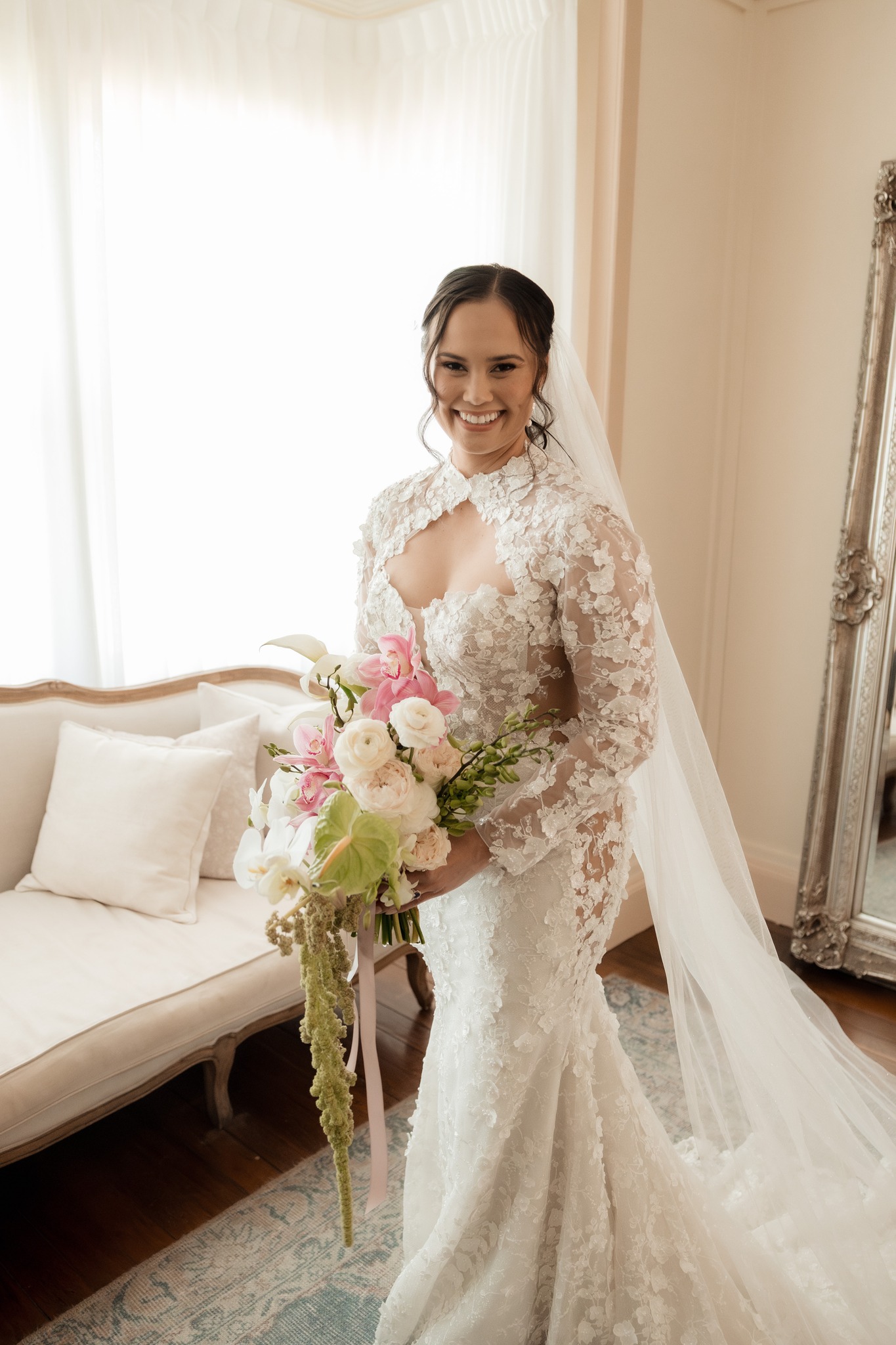 A moment that belonged entirely to our gorgeous Jacqui and the bouquet designed just for her
captured incredibly by @cloudcatcherstudio
@gabbinbar
#gabbinbar #gabbinbarhomestead #floraldesign #weddingflorist #queenslandwedding