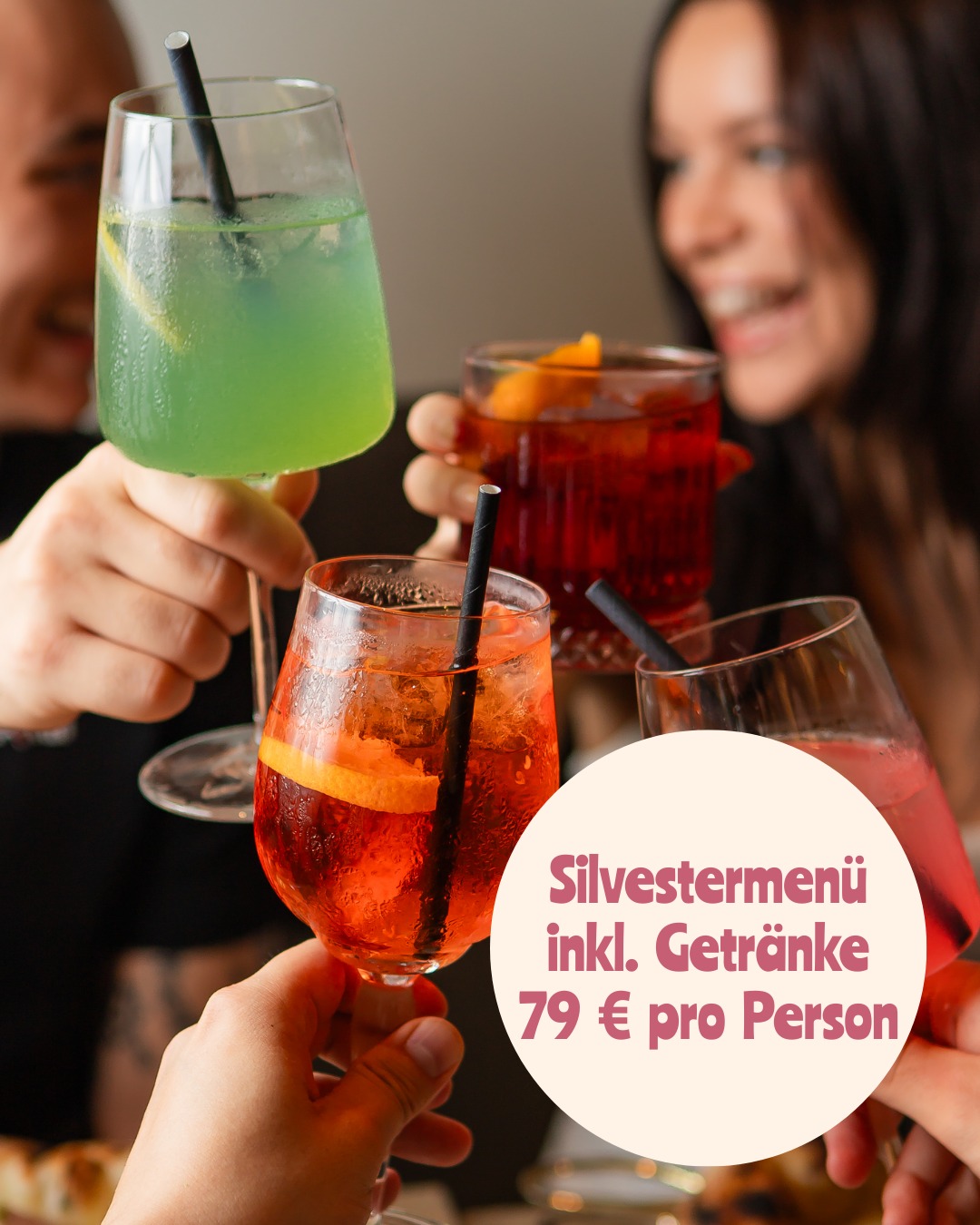 ✨ Silvester bei Nuva – wir feiern mit euch ins neue Jahr! ✨
Dieses Jahr machen wir’s besonders lecker:
Unser Silvester-Menü bringt euch Genuss, Leichtigkeit und den perfekten Start ins neue Jahr – italienisch, entspannt und richtig gut. 🇮🇹🥂
Im Menü inklusive:
🥂 Aperitif zum Anstoßen
🍽 3-Gänge-Menü
– Antipasti
– Pizza Sharing (für alle, die gerne teilen – oder nicht 😉)
– Hausgemachtes Tiramisu
🍷 Getränke inklusive: Wein, Bier, Softdrinks & Wasser
✨ 79 € pro Person – alles inklusive ✨
Reserviert euch euren Platz für einen Abend voller Geschmack, guter Stimmung und Nuva-Feeling.
Let’s celebrate Italian style! 🎉🍕
#nuva #silvester2025 #capodanno #newyearseve #pizzasharing #tiramisu #italianvibes #augsburg #leipzig #buonanno
