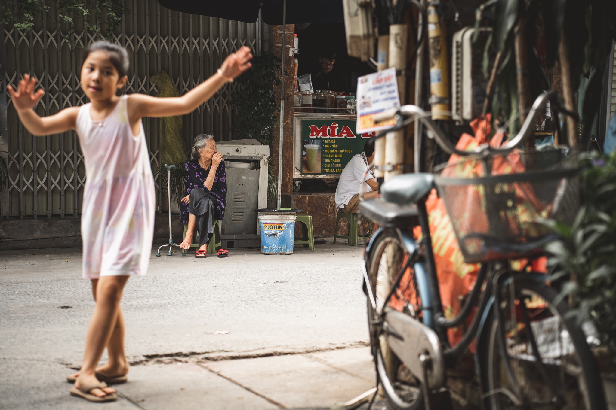 Hanoi, sweet Hanoi
I wanted to stay away at first…
and yet, in the end, I couldn’t bear to leave.
_______
Hanoï, sweet Hanoï
Au début je voulais t'éviter
et après je n'ai plus voulu te quitter.