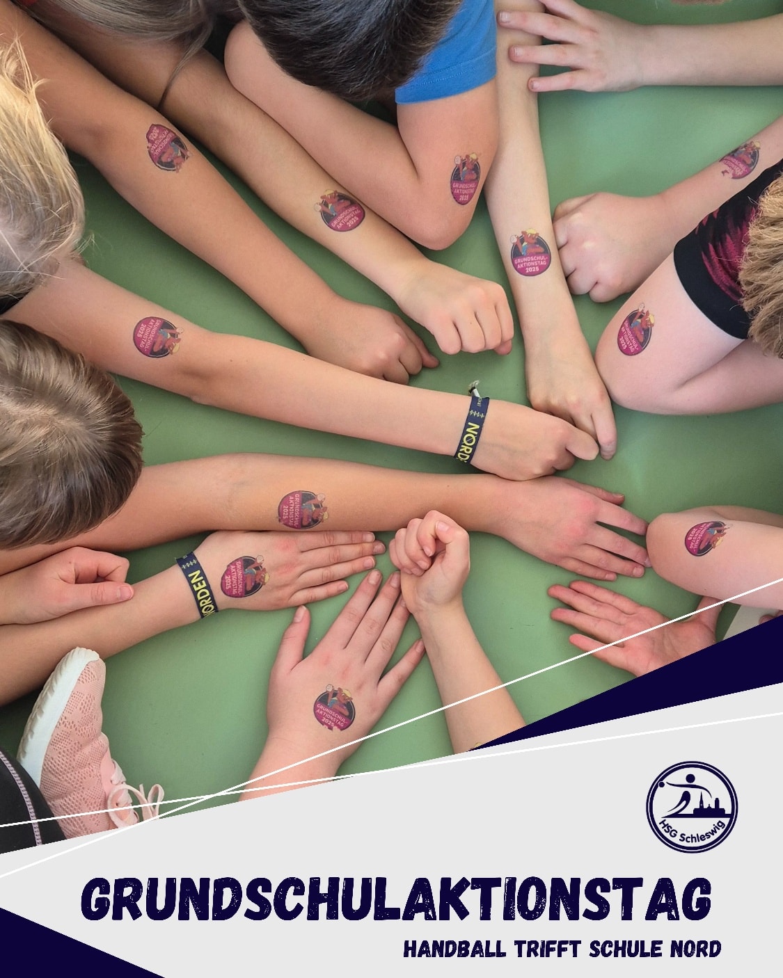 Grundschulaktionstag an der Schule Nord 🤾♂️🤾🏼
Letzte Woche durften wir gemeinsam mit der Klasse 4a der Schule Nord einen tollen Grundschulaktionstag erleben!
Mit Unterstützung des DHB, der Schulen und Handballvereine zusammenbringt, konnten die Kids den Hanniball-Pass absolvieren. Fünf abwechslungsreiche Stationen, die die Grundfertigkeiten Werfen, Passen, Fangen und Prellen spielerisch fördern.
Ein großes Dankeschön geht an Kathrin aus unserer 1. Frauen, die als Sportlehrerin an der Schule Nord tätig ist und die großartige Idee hatte, uns einzubinden. 🙌
Nach einer lockeren Erwärmung, den spannenden Stationen und einer finalen Runde Merkball war die 4a ordentlich ausgepowert und noch viel wichtiger: mit vielen glücklichen und überzeugten Gesichtern unterwegs.
So konnten wir den Kindern den Handballsport ein Stück näherbringen und ihnen eine richtig tolle Erfahrung mitgeben! 🤩
Danke an alle Beteiligten. Wir freuen uns schon auf das nächste Mal!
#hsgschleswig
#willkommenanderschlei