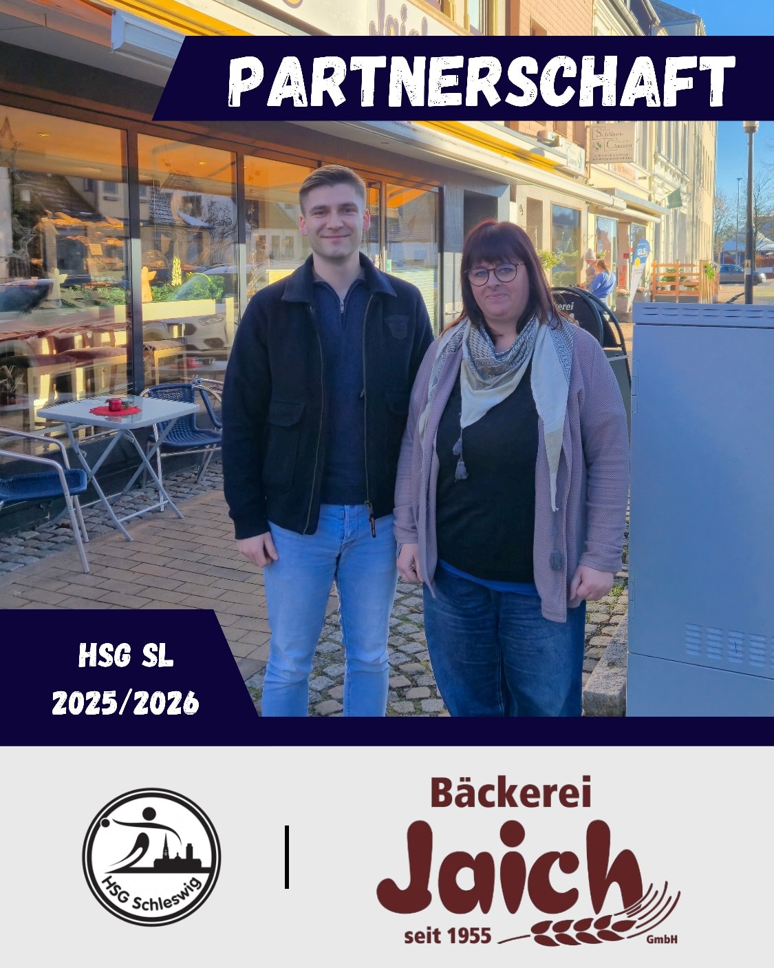 Neuer Partner an unserer Seite: Die Bäckerei Jaich! 🤝
Wir freuen uns sehr, mit der Bäckerei Jaich in der Saison 2025/2026 einen weiteren starken und traditionsreichen Partner für die HSG Schleswig gewonnen zu haben. Ein großes Dankeschön geht an die Inhaber Bilke und Marcel Rohr, die sofort mit Begeisterung zugesagt haben und damit den Handballsport in Schleswig aktiv unterstützen.
Es macht uns stolz, mit einem echten Schleswiger Original zusammenzuarbeiten. Einer Bäckerei, die seit Jahrzehnten für Qualität, Handwerk und Gemeinschaft steht.
Willkommen im Team, Bäckerei Jaich! 🧡💙
Auf eine starke Partnerschaft und viele gemeinsame Aktionen!
Über die Bäckerei Jaich:
Die Bäckerei Jaich ist eine traditionelle Handwerksbäckerei und das schon seit 70 Jahren.
Am 01. Oktober 1955 begann die Geschichte der Bäckerei Jaich in der Friedrichstraße, mittlerweile gibt es noch 3 weitere Filialen und zwar im Stadtweg, Fahrdorf und in Jübek. Täglich arbeiten wir zusammen mit unserem Team daran, unsere Kunden mit leckeren Backwaren versorgen und verwöhnen zu können. Bei uns ist wirklich noch alles Handarbeit und das ist uns sehr wichtig.
Genau wie beim Handball, funktionieren wir nur als Team und deshalb freuen wir uns, die HSG Schleswig künftig unterstützen zu können.
#hsgschleswig
#willkommenanderschlei