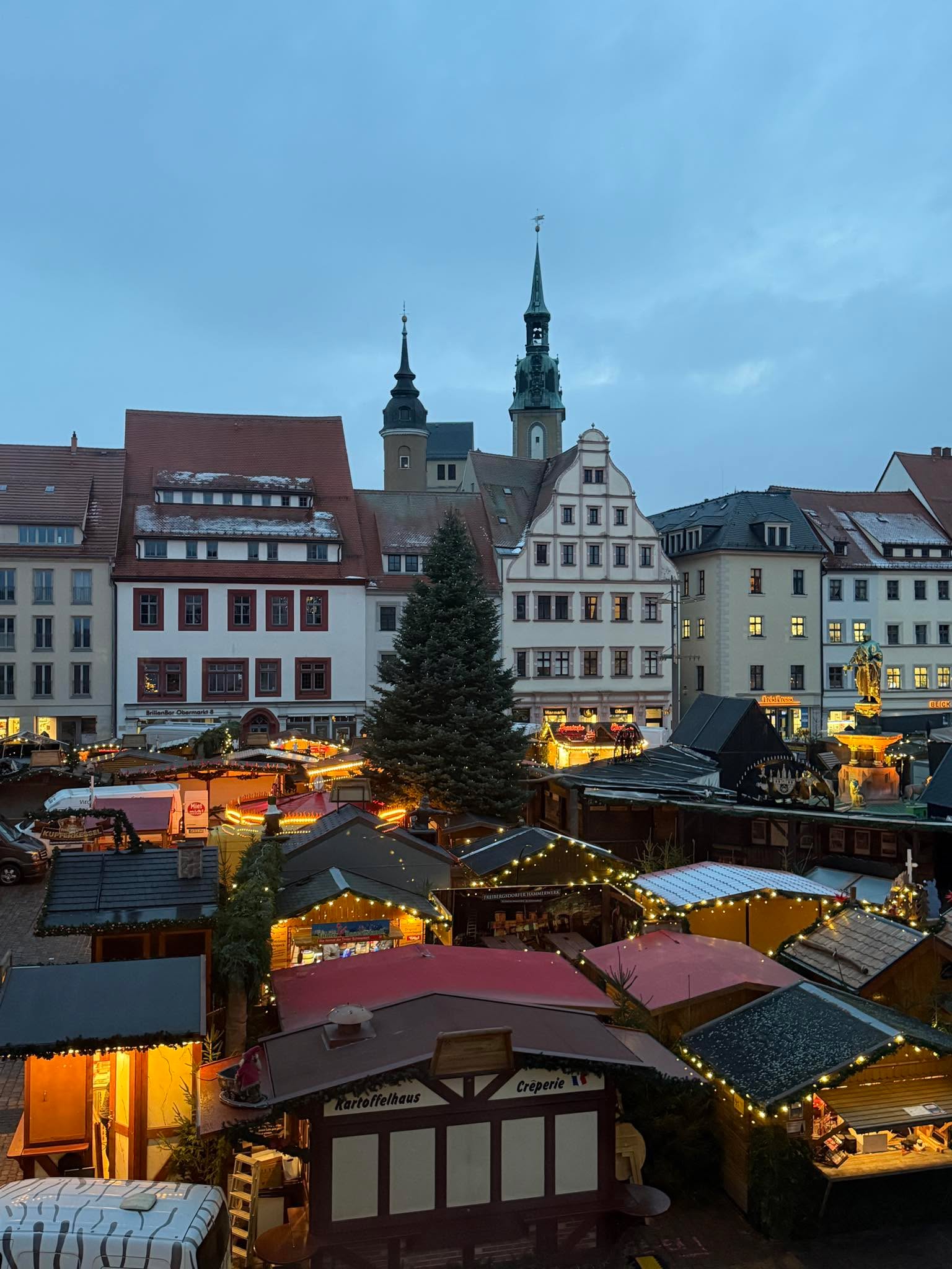 Morgen öffnet unser 34. Freiberger Christmarkt in Mitten unserer historischen Altstadt. Bis zum 22. Dezember lädt dann einer der schönsten Weihnachtsmärkte täglich in unsere Silberstadt ein.
Freut euch darauf, berg- und hüttenmännische Traditionen zur Weihnachtszeit erleben Freunde zu treffen, ausgiebig nach zu Geschenken zu stöbern, Glühwein zu genießen oder regionale Leckereien zu probieren oder selbst kreativ mit den Kindern in der „Kleinen Bergwerkstatt“ zu werden.
Traditionelles, alt Bewährtes aber auch viel Neues bietet der 34. Freiberger Christmarkt: 103 Händler in 85 bergmännischen Hütten, aus Holz geschnitzte Berg- und Hüttenleute, Thementage und ein täglich liebevoll gestaltetes Bühnen- und Familienprogramm werden ganz sicher nicht nur viele Besucher aus nah und fern verzaubern sondern auch vielen Freibergern schöne Stunden bereiten.
Ich freue mich, gemeinsam mit euch und Ihnen die Adventszeit einzuläuten und voller Genuss, Musik und Vorfreude die 28 Christmarkttage zu verbringen.
Schön, das soviele Händler dabei sind und viele Partner das Programm unterstützen und es unsere Mitarbeiter gemeinsam möglich machen. 🩶⚒️📈
