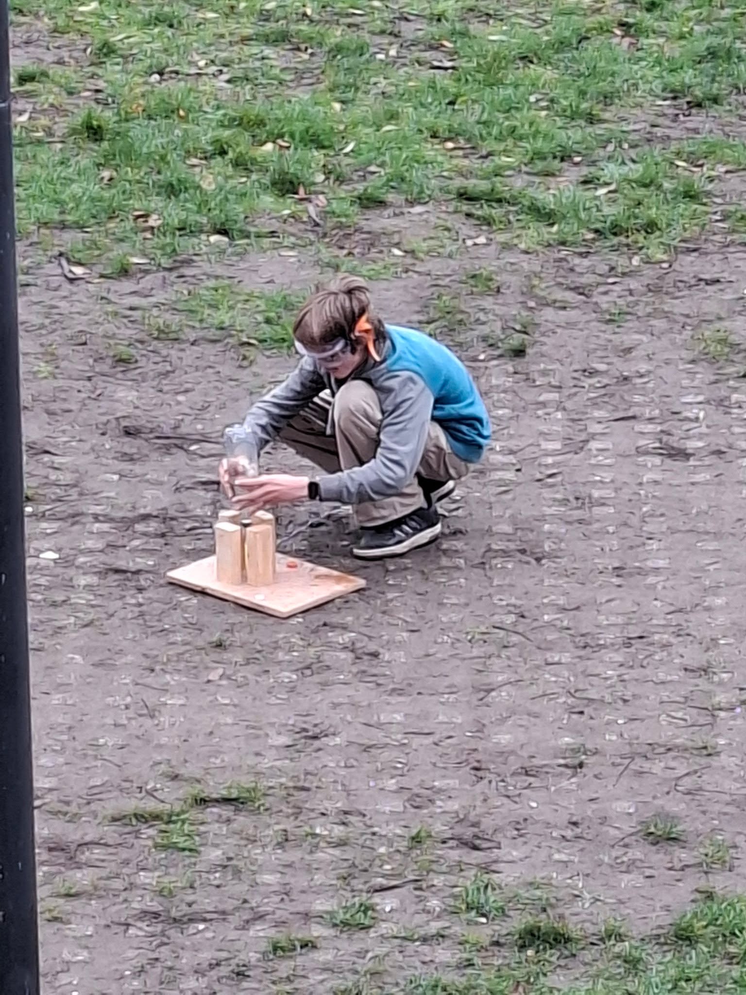 🚀 STEAM in actie!
Onze leerlingen uit de Kiemklas ontwierpen deze week hun eigen raket én lanceerplatform. Hiervoor combineerden ze verschillende materialen en chemische stoffen om zelf een ontsteking te creëren. 🔥
Elke leerling maakte een volledig origineel ontwerp en zette zijn creativiteit, doorzettingsvermogen en probleemoplossend denken volop in. Niet elke raket vloog meteen de lucht in… maar dat hield hen niet tegen! 💪✨
En jawel — uiteindelijk was elke mission accomplished!
We kunnen dus spreken van een geslaagde KIEM 13 landing. 🌕🚀