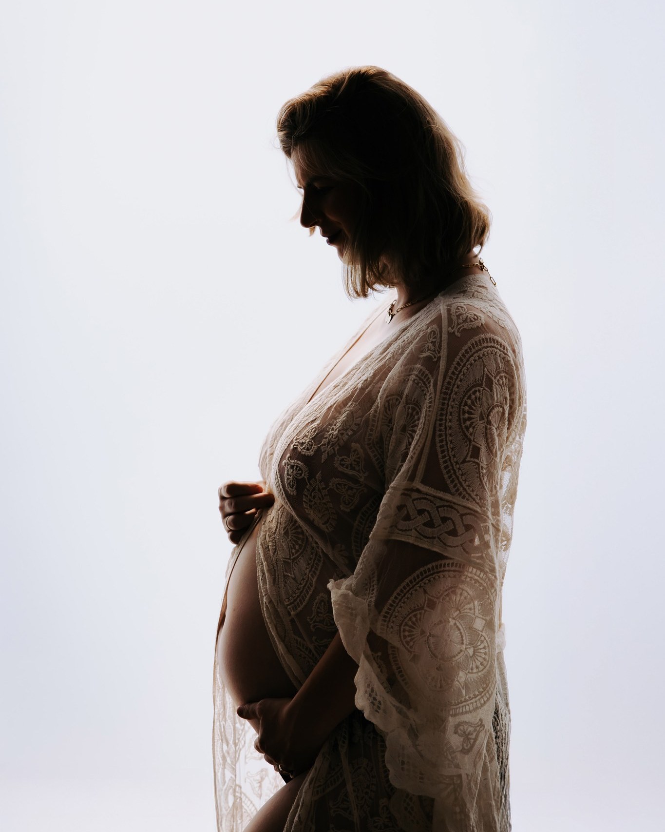 Bij zwangerschapsshoots valt me altijd op hoe snel iemand in een andere energie zakt. Hoeveel rust er kan ontstaan wanneer je even alles om je heen vergeet en gewoon bij dat groeiende leven bent.
Soms praten we veel, soms nauwelijks. Het is net wat past. Ik volg meestal gewoon jouw ritme. Het mooie is dat je op zulke momenten vaak ziet hoe iemand al een beetje moeder wordt, zonder dat er al een baby in haar armen ligt. Die zachtheid en kracht tegelijk, daar kijk ik elke keer weer met bewondering naar
.
.
.
.
.
#femaleframes #fotograafgezocht #newbornshoot #newbornbaby #fotograafoverijssel #zwangerschapsfotograaf #12wekenzwanger #mamatobe #30wekenzwanger #20wekenzwanger #babyshoot #babykamer #babyopkomst #motherhood #newbornfotograaf #babiesofinstagram #30weken #newborn #zwangerschap #zwangerschapsshoot #doopsuiker #kraamcadeau #zwanger #newbornfotografie #inverwachting #babyfotograaf #baby #zwangerschapsverlof #momtobe #pregnant