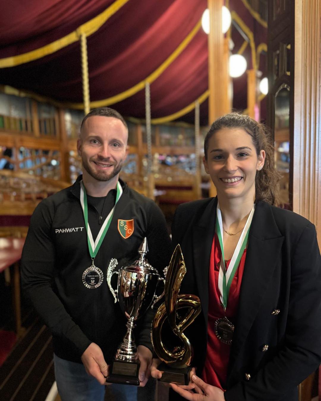 ✨ La Saint Spire au Trophée des Sports 2025 !
Vendredi 21 novembre, notre association était présente lors de la cérémonie des Trophées du Sports de Corbeil-Essonnes 🎉
Paul, nommé dans la catégorie Sportifs de l’année, a décroché une magnifique 3ᵉ place ! Encore félicitation pour son titre de champion de France 2025💪🏻🥳
Maëva, nommée dans la catégorie Entraîneures de l’année, a quant à elle remporté le titre ! 🏆✨
On la remercie pour son grand investissement auprès de nos gymnastes depuis plusieurs années maintenant 💛
❤️💛💚
#ssc #sscgym #corbeilessonnes #sport #gymnastique #fscf #gymnastiqueartistique #saison20252026