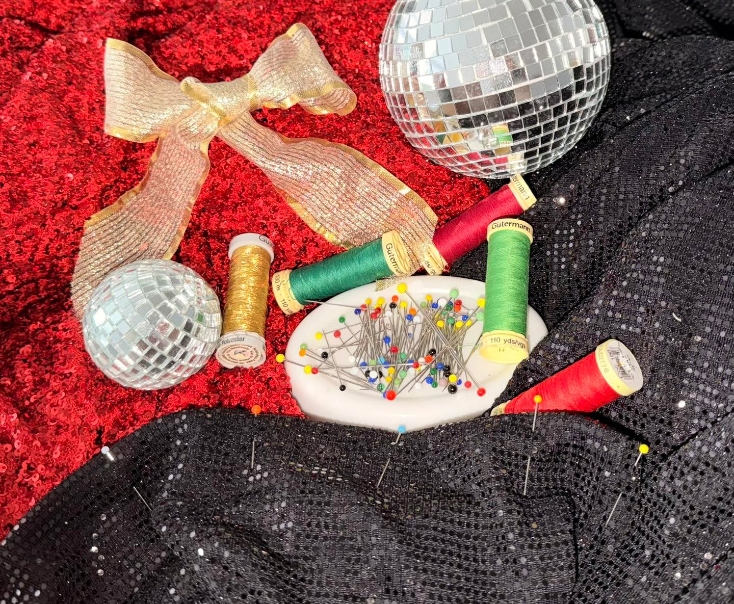 ✨🎄 ‘Tis the season to deck the halls and freshen up your festive looks! 🎄✨
If you’ve got Christmas outfits waiting in the wardrobe—party dresses, smart casual pieces, or that perfect festive jumpsuit—now is the time to get your alterations booked in!
Avoid the last-minute rush and make sure your outfits fit just right for every party, dinner, and sparkle-filled event of the festive season✨
Spaces fill up fast this time of year, so get in touch and let me make your Christmas style shine!