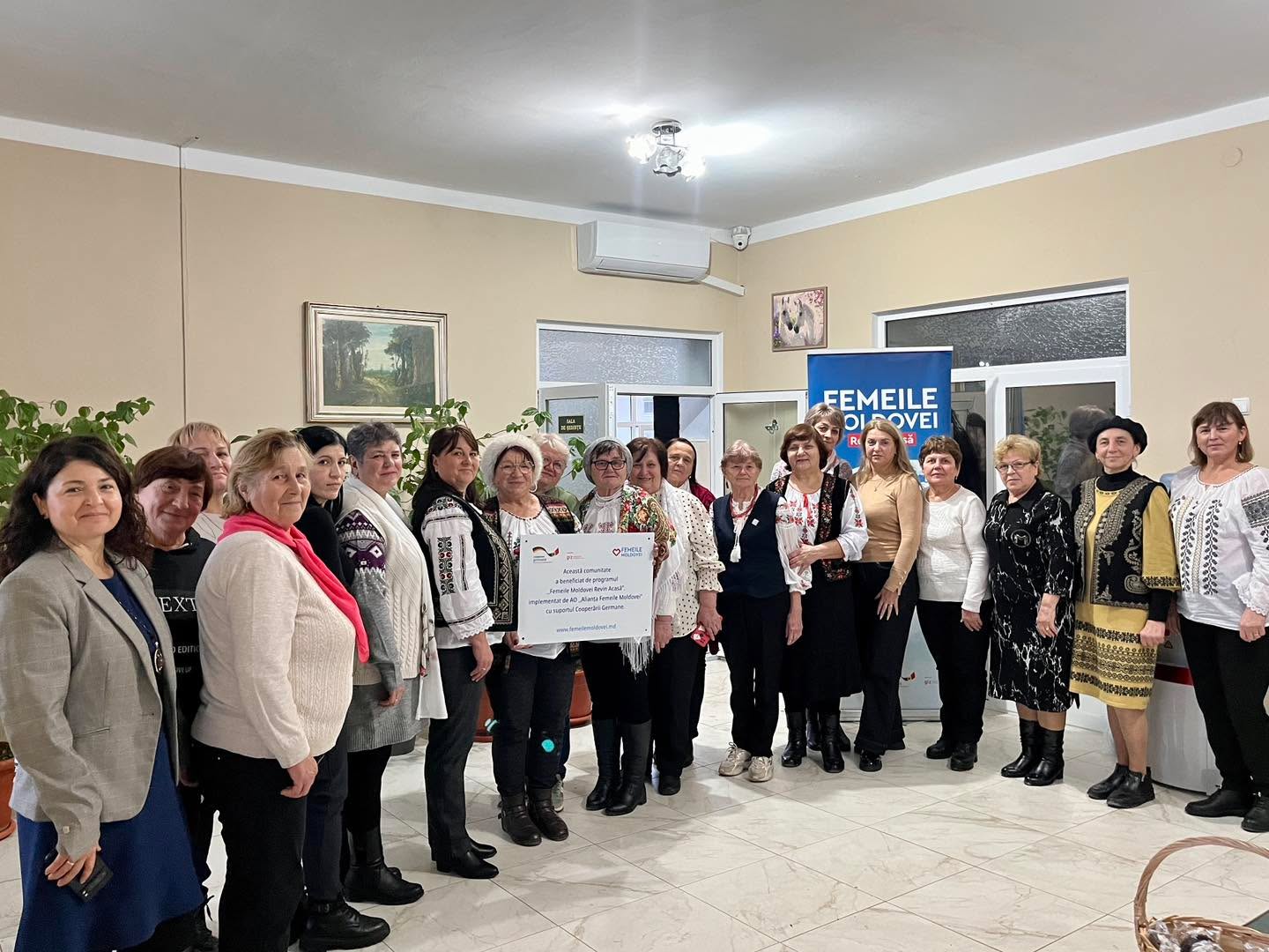 Astăzi, în comuna Cania, raionul Cantemir, a avut loc un eveniment din cadrul programului Femeile Moldovei Revin Acasă, o activitate dedicată femeilor din comunitate, atât celor revenite acasă, cât și celor care trăiesc aici zi de zi. A fost un moment de reconectare, grijă pentru sine și sprijin reciproc.🌸
Participantele au explorat tema consilierii psihologice de grup, starea de bine și echilibrul interior, într-un atelier facilitat de psiholoaga Ana Perciun. Fiecare exercițiu a fost gândit pentru a oferi claritate, înțelegere și apropiere, reamintind că întâlnirile în comunitate sunt esențiale pentru sănătatea emoțională.☺️
Aceasta a fost ultima activitate desfășurată în localitate în cadrul programului „Femeile Moldovei Revin Acasă”, coordonat exemplar de doamna Bejenaru Dragalina, căreia îi mulțumim pentru implicare, dedicare și pentru tot sprijinul oferit comunității din Cania.
Inițiativa este susținută de Agenția de Cooperare Internațională a Germaniei (GIZ) prin Fondul de Consiliere în Politici GIZ Moldova.
❤️Mulțumim tuturor doamnelor care au participat, au împărtășit din trăirile lor și au contribuit la crearea unei atmosfere calde, deschise și pline de inspirație.
#FemeileMoldovei #RevinAcasa #StareDeBine
#Comunitate #GIZ #ConsilierePsihologică