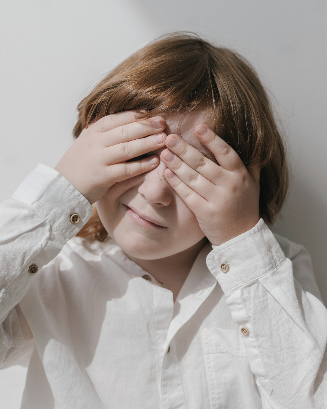 🇱🇹 Vaikai turintys autizmo spektro sutrikimą yra ypač jautrūs aplinkos dirgikliams, todėl jų emocinė būsena gali kisti priklausomai nuo apšvietimo. Švelnios, ramios spalvos, pavyzdžiui, mėlyna, gali padėti vaikui atsipalaiduoti ir skatinti kūrybiškumą. Tuo tarpu mirgantis, dūzgiantis ar pernelyg ryškus apšvietimas gali kelti diskomfortą.
Kuriant relaksacinę „Neurocass“ sistemą buvo testuojami specialiai parinkti garso takeliai ir visas kėdės išgaunamų spalvų spektras. Tyrimas atskleidė aiškią sąsają tarp muzikos ir spalvų pasirinkimo – jų deriniai nėra atsitiktiniai. Spalvų ir muzikos terapija pasirodė itin veiksminga siekiant greito nusiraminimo, vidinės pusiausvyros ir gilaus atsipalaidavimo.
Dėl užsakymų ar detalesnės informacijos rašykite asmeninę žinutę arba el. paštu:
📩 info@neurocass.com
🇬🇧 Children with Autism Spectrum Disorder (ASD) are especially sensitive to their environment, and lighting can have a major impact on their mood. Soft, calming colors—like blue—help them relax and spark creativity, while flickering or overly bright lights may trigger discomfort.
In the development of the Neurocass system, researchers tested carefully selected soundtracks alongside the full spectrum of light produced by the chair. A clear correlation was found between music and color preferences, showing that these combinations are not random. Color and music therapy proved to be highly effective in promoting deep relaxation, emotional balance, and fast calming.
For orders or more information, feel free to message us directly or email:
📩 info@neurocass.com
#neurocass #sensorysupport #inclusiveeducation #emotionalwellbeing #autismfriendly #sensoryfurniture #autismsensory #calmingfurniture #therapeuticchairs #nervoussystemrelaxation #deeppressuretherapy #sensoryroom #emotionregulation #autismparenting #ergotherapy #inclusiveeducation #autism #sensorychair #neurodivergent #specialneeds #furniture #sensorytools #assistivetech #aiinnovation #ai