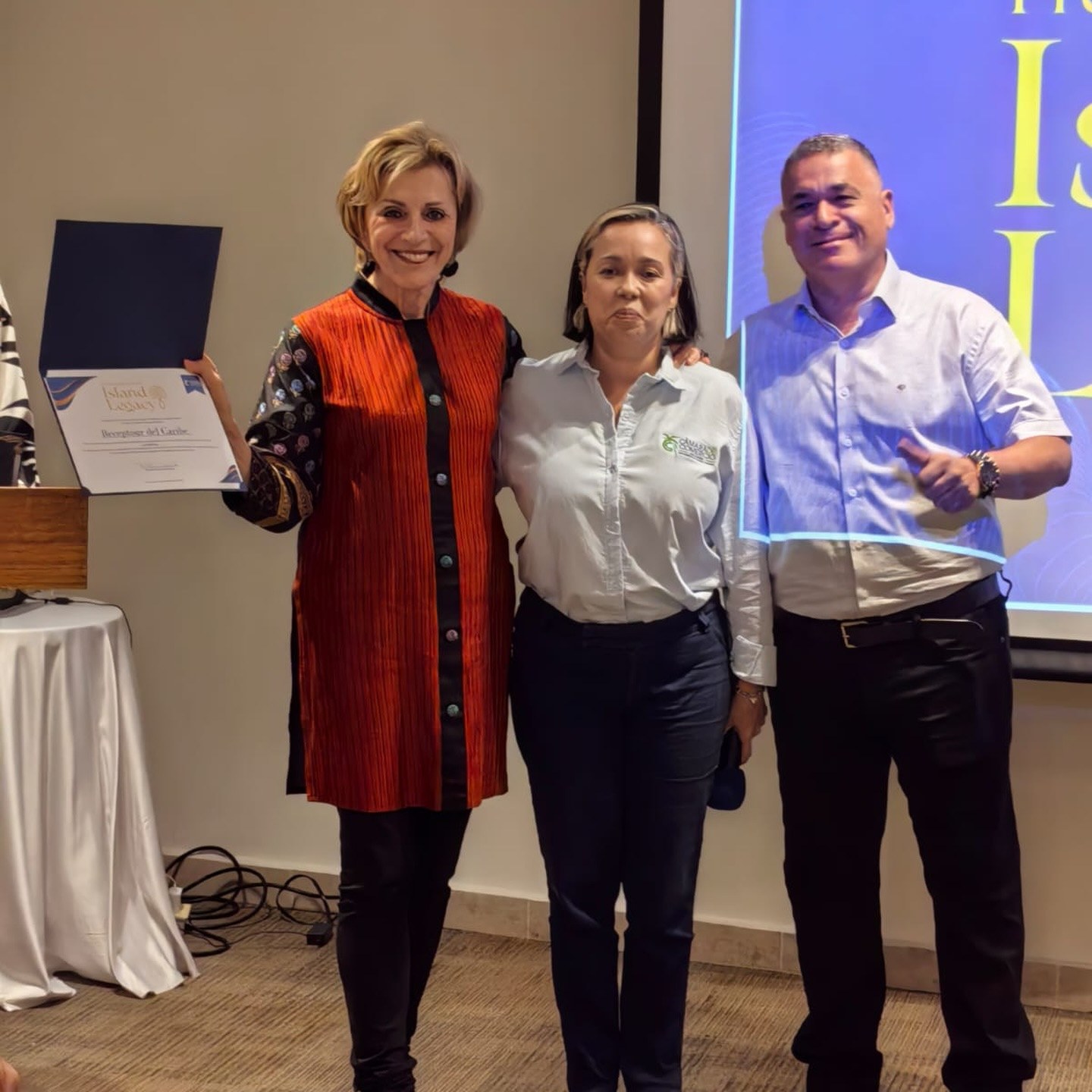 ✨ Island Legacy 2025 fue una noche para recordar lo mejor del espíritu empresarial del Archipiélago.
La Cámara de Comercio de San Andrés, Providencia y Santa Catalina entregó un homenaje especial a Receptour del Caribe, liderado por Susan Saad, por más de 50 años de servicio, compromiso y turismo sostenible.
El Hotel Casablanca también recibió distinción por su aporte histórico al desarrollo hotelero de la isla.
📲 Lee la nota completa en nuestro blog.
#SanAndrésIslas #CaribeColombiano #ViajarPorColombia #CamaraSAI
#TravelColombia #ReceptourDelCaribe #HotelCasablanca #GuiaParadise