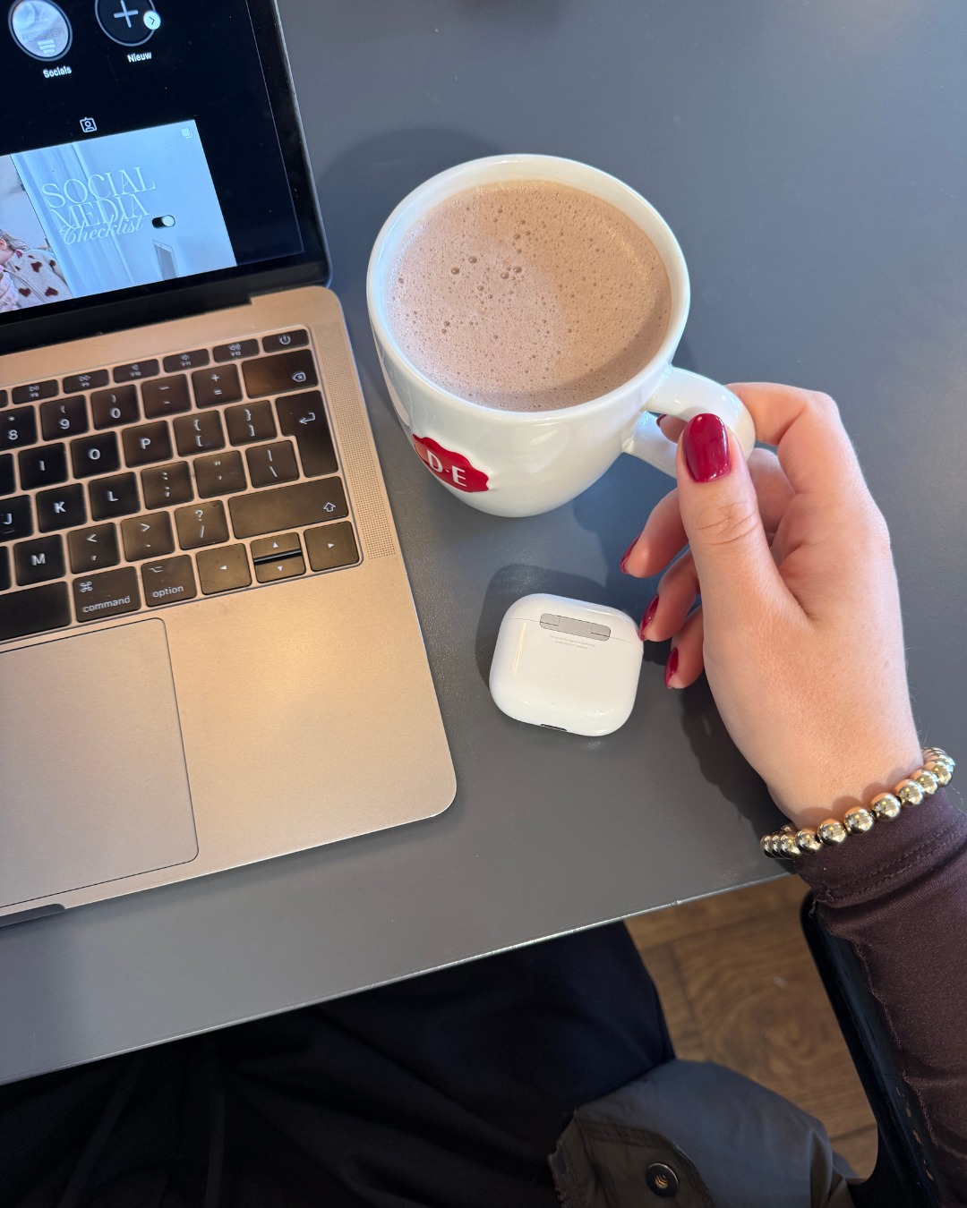 De drukste periode van het jaar... En dat betekent:
- Veel meetings
- Extra content dagen
- Meer laptop werk
Gelukkig maak ik er zelf graag een feestje van met warme chocomelk en de leukste kerst hits in m'n oren! ☕️🎄🎶
Waar ben jij vooral druk mee in deze periode? 👇🏼