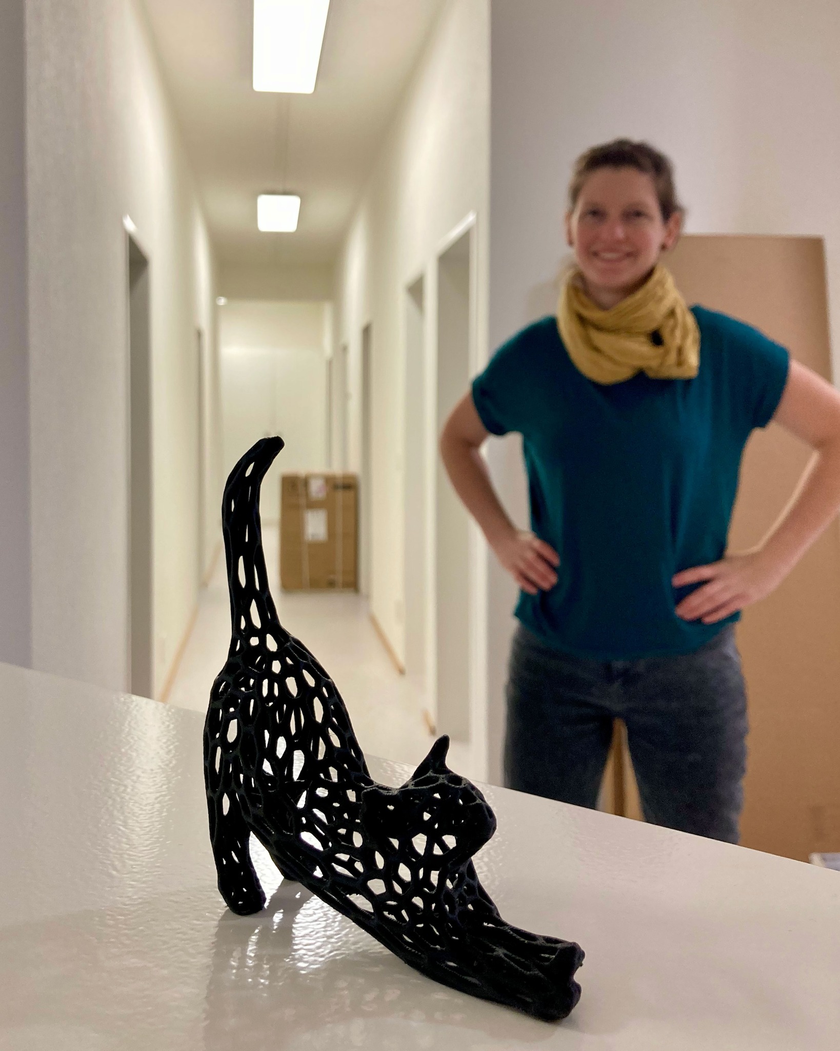 ❤️ Zur offiziellen Übergabe unserer Praxis-Räumlichkeiten hat uns die Verwaltung ein eigens angefertigtes Büssi aus dem 3D-Drucker geschenkt, das sich genüsslich streckt. So herzig! 😻
Ganz so entspannt wie diese Katze werden Carol Zahnd und ihr Team in den nächsten Wochen wohl kaum sein. Ab sofort heisst es: Möbel aufbauen, Geräte installieren, Verbrauchsmaterial einsortieren, Computer und Telefon einrichten, Webseite fertigstellen, Werbung machen, und und und...
Jetzt kommt die richtig heisse Phase! 🔥 Uns wird sicher nicht langweilig, bis wir im Januar eröffnen.
Wer schon vorab einmal vorbeischauen und Carol Zahnd & Co. kennenlernen möchte, hat am 13. Dezember die ideale Gelegenheit beim Kurs "Richtig mit Katzen spielen". Ein paar letzte Plätze sind noch frei, jetzt anmelden: www.felivet.cat/kurs (klickbar in unserer Bio)
#Katzen #Katzenpraxis #Tierarzt #solothurn