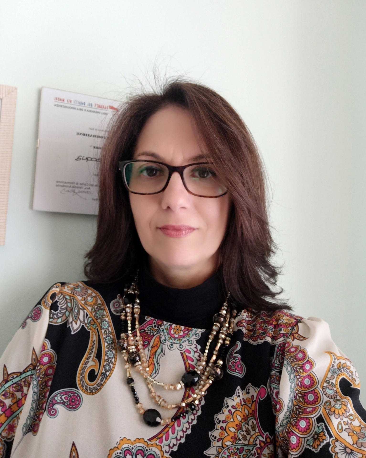 Oggi non basta dire “no alla violenza”.
Perché dietro ogni storia personale c’è una realtà fatta di paura, di silenzi, di tentativi di proteggersi autonomamente nella maniera che può sembrare più efficace, anche con il silenzio.
La violenza non inizia con uno schiaffo. Inizia quando una persona smette di sentirsi libera di essere se stessa. Inizia quando il rispetto scompare e chi subisce comincia a dubitare del proprio valore.
Il 25 novembre non è solo memoria. È un invito ad ascoltare, a credere, a sostenere.
Proteggere chi è vittima di violenza non significa solo intervenire quando è tardi. Proteggere significa costruire una cultura che non ferisce. Una cultura che restituisce dignità, sicurezza, futuro.
E allora oggi non limitiamoci a ricordare.
Facciamo una scelta: impariamo a riconoscere la violenza, ad ascoltare chi la vive, a educare al rispetto. Perché la tutela non è uno slogan: è un impegno quotidiano.
E il cambiamento… comincia da ciascuno di noi.
Se tu o qualcuno che conosci avete bisogno di aiuto ecco alcune informazioni utili:
📞 1522
Numero nazionale gratuito e attivo 24 ore su 24.
Ascolto, supporto, orientamento.
🧭 Centri antiviolenza sul territorio
Puoi cercare quello più vicino sul sito del 1522 o tramite i servizi sociali del tuo Comune.
⚖️ Professionisti del diritto e operatori specializzati
Esistono percorsi di tutela, anche quando si ha paura di denunciare.
Ricorda: non è colpa tua. Non sei sola.
La tua storia merita protezione e rispetto.
Salva questo post. Condividilo. Può essere un ponte verso la salvezza per qualcuno.