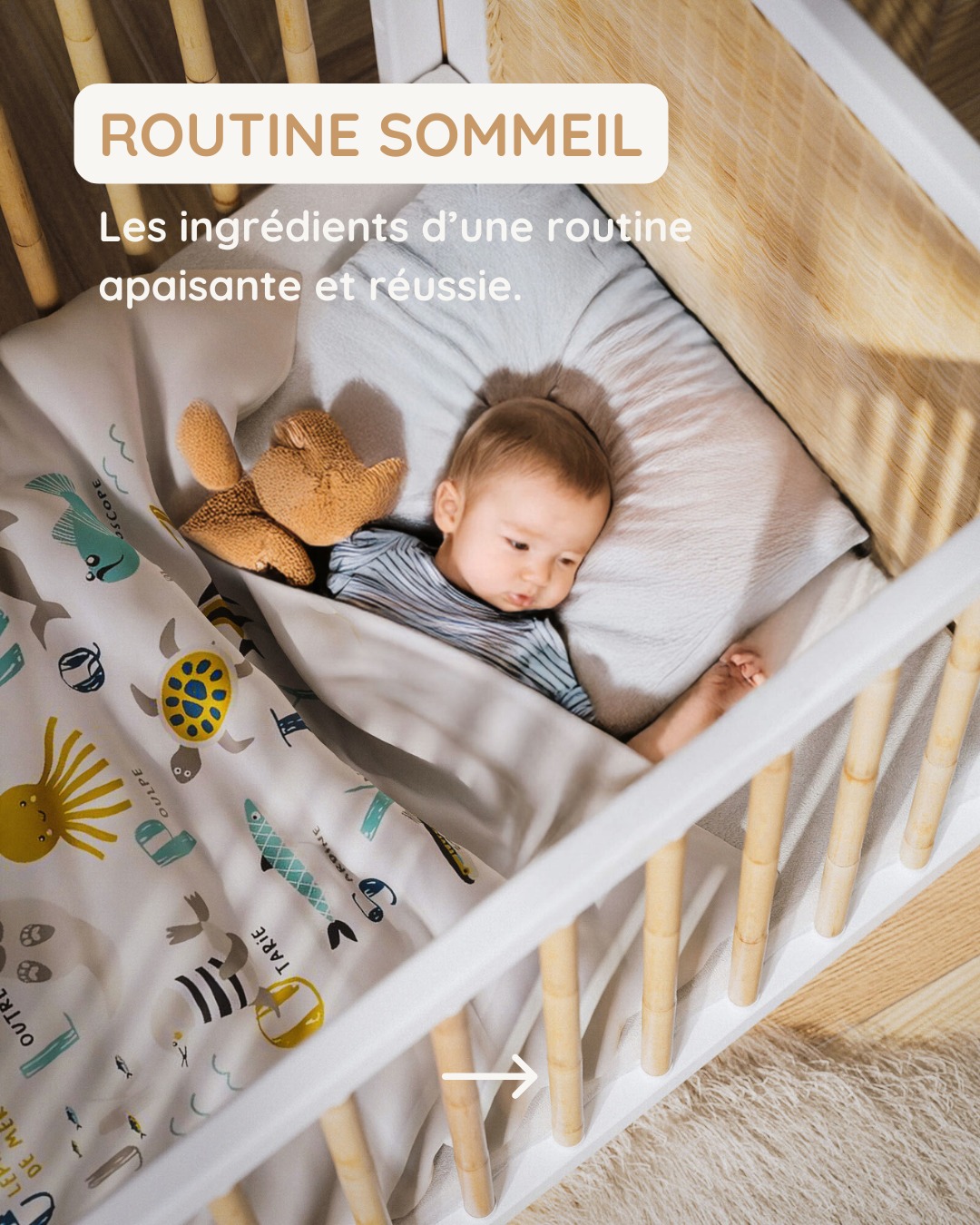 Les ingrédients d’une routine du soir apaisante et efficace ✨
Une bonne routine doit rester simple, courte (15 à 30 min) et surtout répétitive : ce sont les mêmes gestes, dans le même ordre, qui rassurent bébé et l’aident à comprendre que la nuit arrive.
🛁 Le bain ou la toilette
Un vrai moment de détente qui fait la transition vers le coucher.
🤲 Le massage
Quelques minutes avec une huile douce : idéal pour apaiser bébé et favoriser la production naturelle de mélatonine.
👕 Mettre le pyjama
Un geste tout simple… mais qui symbolise clairement l’arrivée de la nuit.
🍼 La tétée ou le biberon
Un repas calme, à distance de l’endormissement, pour éviter les associations.
📖 Le temps calme
Histoire, berceuse ou câlin : ce petit rituel répété chaque soir ancre des repères sécurisants.
💛 Les mots doux
Un « je t’aime », une caresse, un moment unique avant de le coucher.
Pour un environnement vraiment apaisant, privilégiez un lit ou un berceau en matériaux naturels, adaptés au bien-être de bébé.
#routinedusoir #sommeilbebe #chambrebebe #rituelsdusoir #developpementbebe #conseilsparents #bienetrebebe #decobebe #materiauxnaturels #theobebe