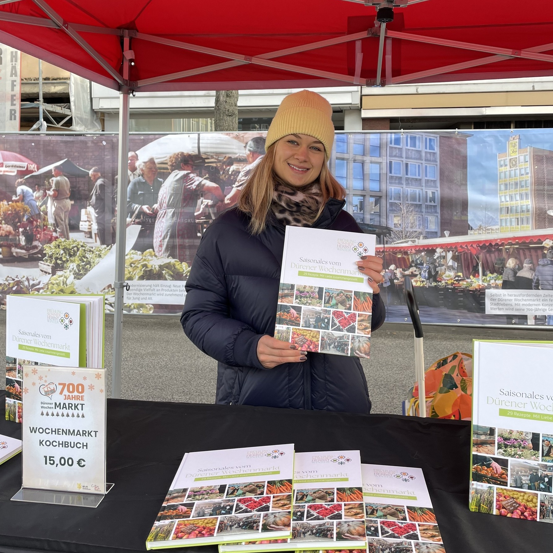 JUBILÄUMS KOCHBUCH WOCHENMARKT DÜREN
-
Pünktlich zum 700-jährigen Jubiläum des Dürener Wochenmarkts und zur Weihnachtszeit präsentiert der CityMa e.V. gemeinsam mit der @windn_gmbh ein ganz besonderes Highlight: 29 saisonale Rezepte, entwickelt von den Sterneköchen Tobias Schlimbach & Herbert Brockel – inspiriert von unseren regionalen Marktständen. 🥕🍏
Ob Frühling, Sommer, Herbst oder Winter: Das Kochbuch zeigt, wie vielfältig und kreativ regionale Küche sein kann: Leicht nachzukochen, mit raffiniertem Dreh und ganz viel Lokalliebe. Perfekt als Weihnachtsgeschenk zum Preis von 15 Euro.🎁
📍 Hochwertig gestaltet, regional produziert und ab sofort erhältlich bei: Galeria Kaufhof (Wirtelstr. 38–42), Rewe Peters (Kölnstr. 30), Thalia (Kölnstr. 6–8) und im iPunkt (Markt 6).