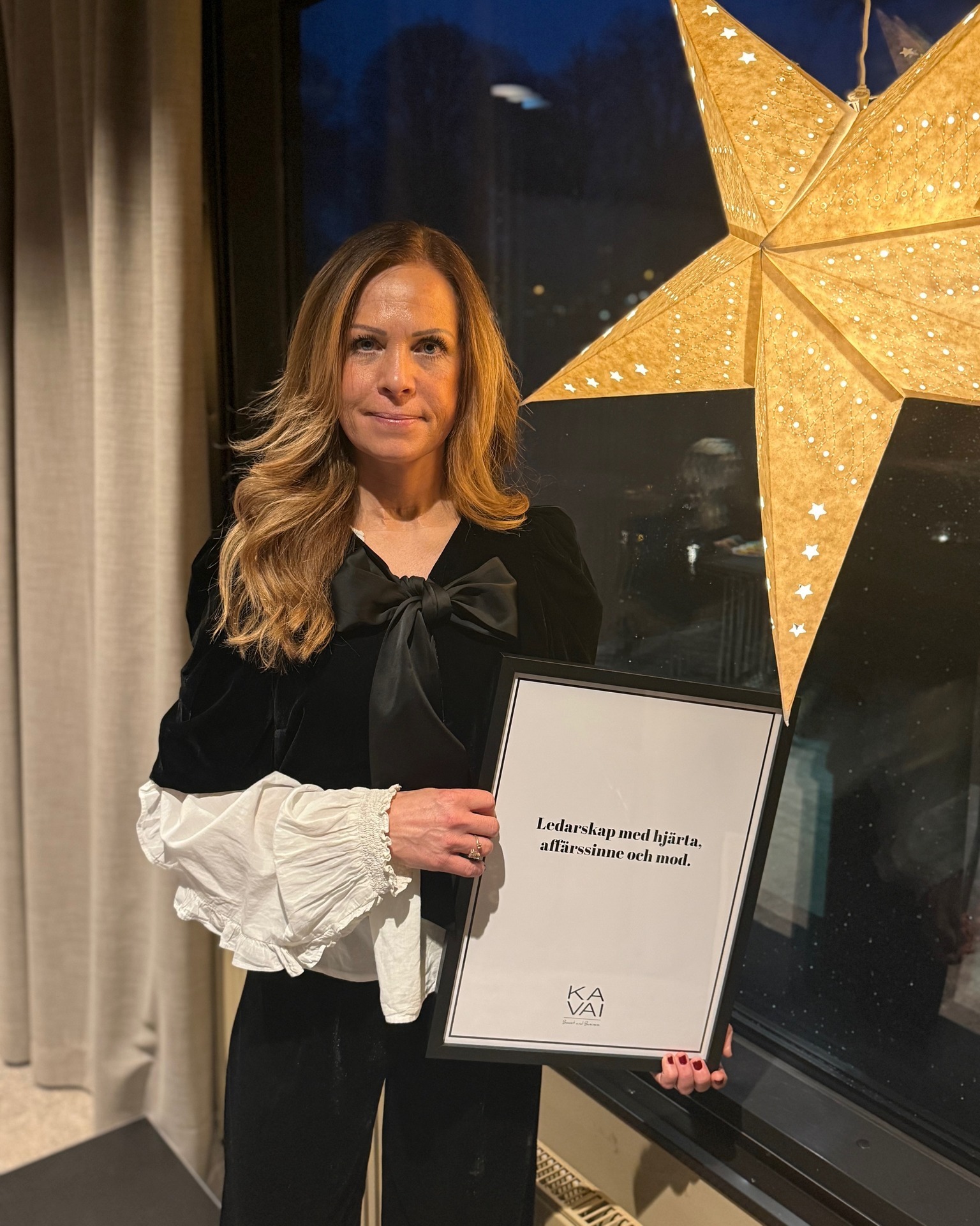 Vilken kraftfull eftermiddag vi fick tillsammans nĂ€r Annika Persson gĂ€stade oss pĂ„ Kavaiâš
Hon tog oss med pĂ„ en resa frĂ„n akutsjukvĂ„rdens intensiva miljöer â dĂ€r ledarskap bokstavligen handlar om liv och död â till nĂ€ringslivets styrelserum, VD-uppdrag och entreprenörskap. Med sin tydlighet, vĂ€rme och nĂ€rvaro delade hon hur ett mĂ€nskligt och modigt ledarskap kan skapa struktur mitt i kaos, driva affĂ€rer framĂ„t och bygga verksamheter dĂ€r bĂ„de resultat och mĂ€nniskor fĂ„r plats.
Annikas berĂ€ttelse berörde oss pĂ„ djupet. Hon berĂ€ttade om att ta plats i mansdominerade rum, om att vĂ€nda kris till tillvĂ€xt och om att vĂ„ga kommunicera rakt och med hjĂ€rta. Men ocksĂ„ om den personliga kampen mot ofrivillig barnlöshet â och hur hennes professionella och privata vĂ€rldar plötsligt stod sida vid sida. En pĂ„minnelse om att vi alla bĂ€r mer Ă€n det som syns och att styrka kan se ut pĂ„ mĂ„nga sĂ€tt.
Tack Annika för att du sÄ generöst delade din erfarenhet och gav oss bÄde reflektion och mod att fortsÀtta utvecklas som ledare och medmÀnniskor.
Och ett varmt tack till alla vĂ„ra medlemmar som deltog och skapade en eftermiddag fylld av energi, igenkĂ€nning och viktiga samtal. Det Ă€r möten som dessa som gör vĂ„rt nĂ€tverk starkt, meningsfullt och sĂ„ otroligt inspirerande. Vi ser fram emot nĂ€sta gĂ„ng vi ses â med nya perspektiv, nya berĂ€ttelser och samma fina gemenskapđ±