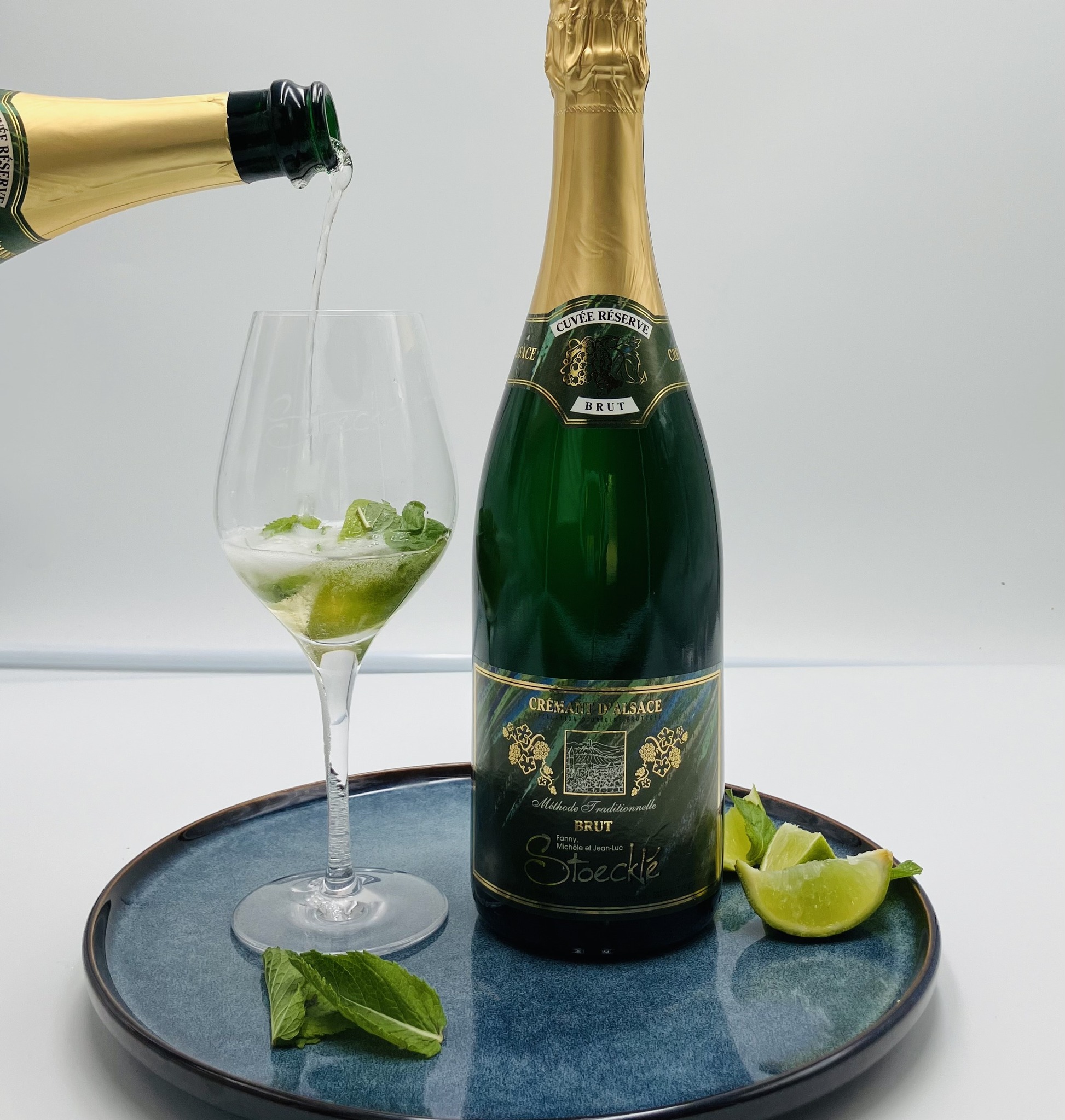 Le Crémant d'Alsace, c'est l'élégance et la fête en une seule bouteille ! 🥂✨ Avec ses bulles fines et délicates, il apporte une touche de raffinement à chaque occasion. Que ce soit pour célébrer un moment spécial ou simplement pour ajouter une touche de glamour à une soirée, le Crémant est le choix parfait ! #alsace #winelover #terroir #vinsalsace #winetime