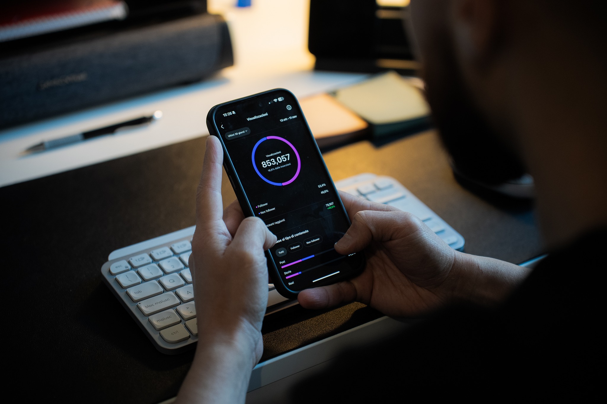 🛑 NON FARTI ABBAGLIARE DAI NUMERI ALTI 🛑
Questa è una delle tante schermate che analizzo ogni giorno. Un numero come 853.057 visualizzazioni fa un bell'effetto, ma in realtà è solo un punto di partenza.
L'errore più comune? Fermarsi qui e credere che il lavoro sia finito. 🤦♂️
Il mio approccio è diverso e basato sulla strategia: la domanda cruciale non è quante persone hanno visto il tuo contenuto, ma cosa hanno fatto dopo? 💡
È fondamentale dare un seguito ai numeri. Significa trasformare le visualizzazioni in:
Contatti qualificati 🤝
Iscritti alla newsletter 📧
Vendite dirette 💰
L'analisi dei dati è il tuo GPS strategico. 🗺️ Se non è focalizzata su risultati concreti per il tuo business, il tuo budget sta semplicemente navigando a vista.
Smetti di sprecare energie sui numeri di vanità. Inizia a investire sui dati che contano. ✅
Se sei pront* a tradurre i numeri in crescita per la tua PMI.
➡️ Prenota la tua Consulenza Gratuita al link in bio!
_
#AnalisiDati #StrategiaDigitale #MetaAds #KPI #GianlucaVentrice #BusinessGrowth