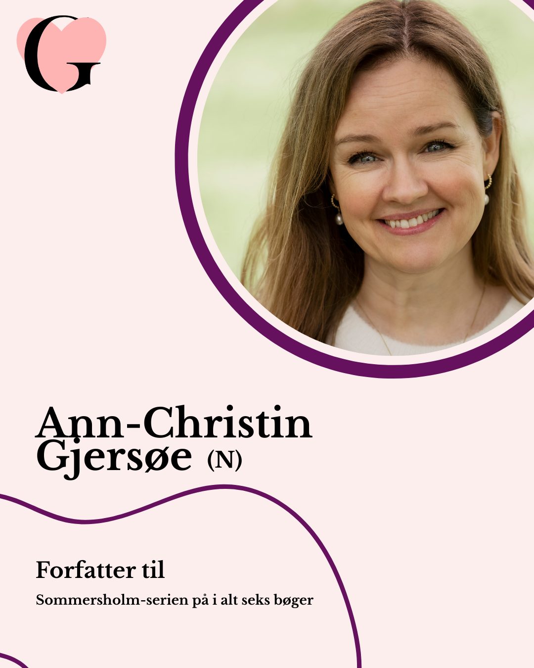 Ann-Christin Gjersøe (f. 1975) bor på en mere end 350 år gammel gård i det naturskønne Vestfold i Norge, hvor hun finder inspiration i både landskabet og landets historie.
Hun har gennem årene skrevet flere populære romanserier, der har vundet mange læseres hjerter i hjemlandet. Hendes fortællinger er kendt for deres stærke karakterer, levende miljøskildringer og stemningsfulde historiske rammer.
Sommersholm er hendes første serie, der nu også er oversat til dansk. En gribende fortælling, der handler om kærlighed, intriger, familieforviklinger og hemmeligheder i 1800-tallets Norge.
Glæd dig til at møde Ann-Christin Gjersøe på Gunst-festival, hvor hun vil fortælle om arbejdet med Sommersholm-serien og give et spændende indblik i, hvordan hendes historier bliver til.
Fotocredit: Elisabeth Figenschou Jølstad.
