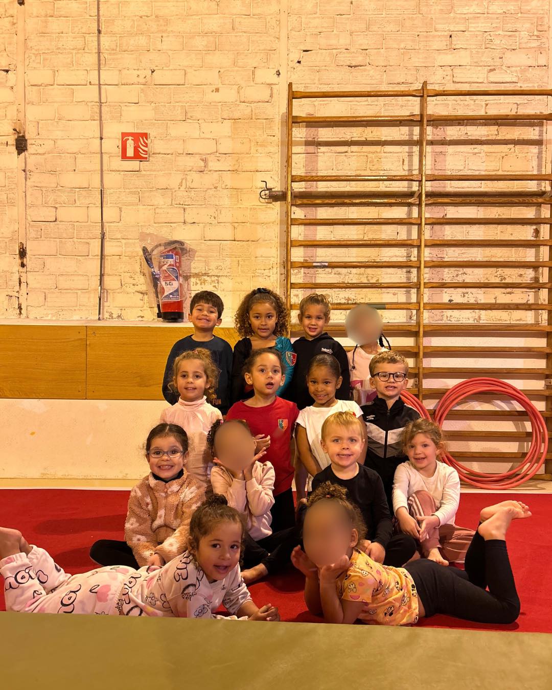 L’équipe des Ouisti’gym pour la saison 2025-2026 est enfin là ! 🥳
Cette année, ils sont 14 : Helia, Sandro, Noah, Rose, Angie, Kaylie, Anaïs, May Lee, Raphaël, Sawsen, Liya, Lalie, Olivia et Noelia💪🏻
Nos petits ouistis s’entraînent 1h par semaine, chaque mercredi de 17h30 à 18h30 🕕
Ils sont encadrés cette saison par Florine, Kaïna, Lucie et Jean- Charles ☺️
❤️💛💚
#ssc #sscgym #corbeilessonnes #sport #gymnastique #fscf #gymnastiqueartistique #saison20252026