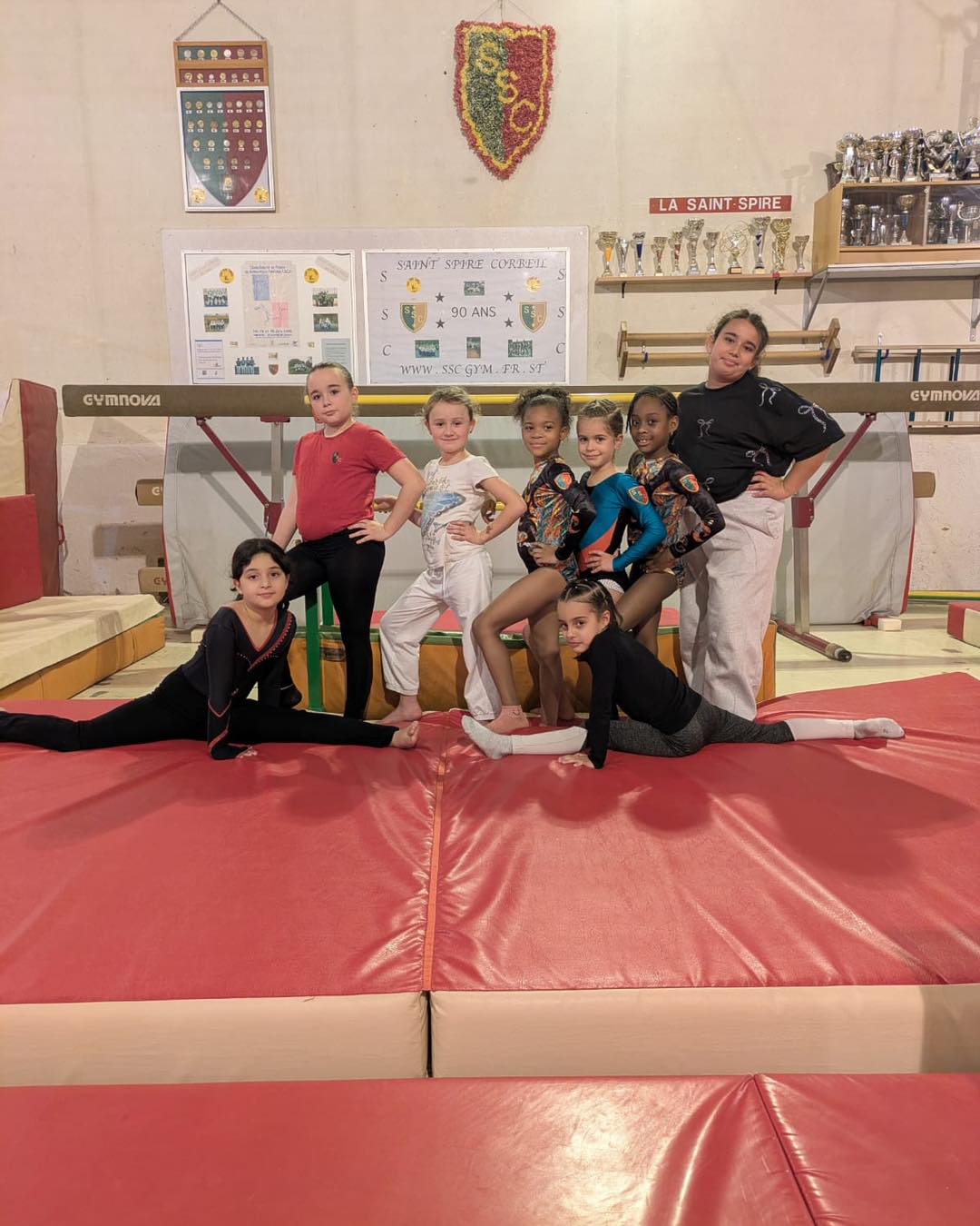 Et voici notre première équipe de Poussines pour cette saison 2025-2026 !! ✨
Les Poussines 1 sont 10 cette année 💪🏻 : Séléné Erva, Asli, Kaïssy, Maïa, Thea, Kélya, Beatriz, Sasha et Selma🌟
Elles s’entraînent chaque jeudi de 18h30 à 20h 🕗
Cette année c’est Gus qui les coach 💪🏻☺️
❤️💛💚
#ssc #sscgym #corbeilessonnes #sport #gymnastique #fscf #gymnastiqueartistique #saison20252026