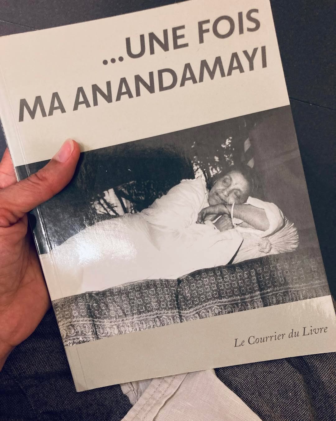 🙏Une dame âgée dont je me suis occupée et que j’aimais beaucoup est récemment décédée. J'ai été très émue la semaine dernière lorsque ses filles, qui tenaient à me léguer certains de ses effets personnels, m’ont offert ce livre qui lui appartenait.
Ma Anandamayi était une sainte de l'Inde. Elle a pour moi une importance toute particulière car elle a été un de mes premiers contacts avec la sagesse de l'Inde, et était le Maître de mon premier Maître spirituel.
Pour moi, un clin d'oeil d’Anna* depuis le ciel. 🙏J’ai toujours su que j’étais envoyée dans cette maison.
————————————
Tiphaine, votre dame dame de compagnie, auxiliaire de vie, et accompagnante en fin de vie au service des seniors en perte d’autonomie.
*Par souci de discrétion envers les familles qui me font confiance, les noms ont été modifiés mais les récits reflètent des faits vécus.
#procheaidant #aidantfamilial #AideAuxSeniors #grandsparents #mamie #PersonnesAgées #maintienadomicile #nyon #aideadomicile #seniorcare #Alzheimer #Démence #Accompagnement #AideÀDomicile #Parkinson