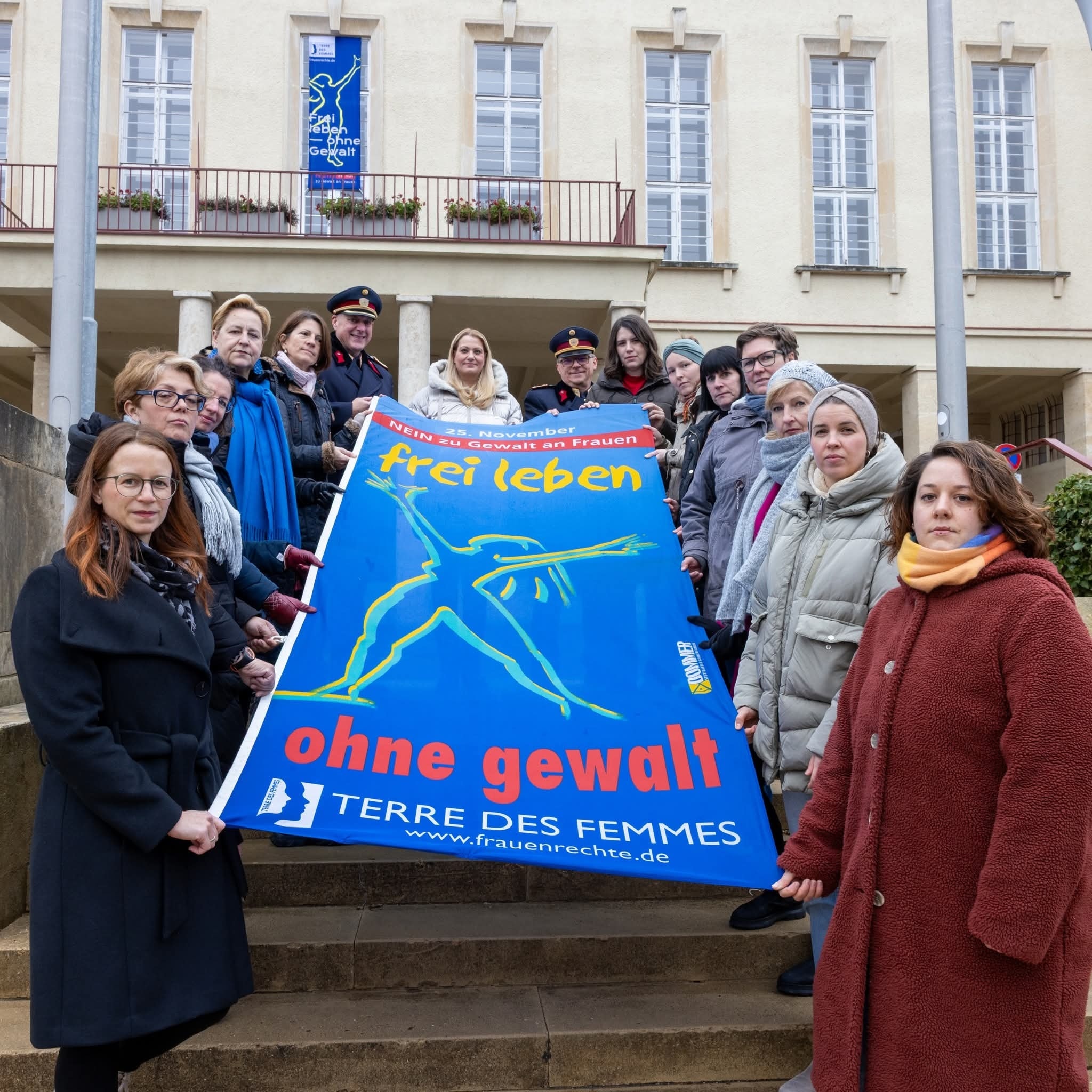Zu Beginn der Initiative "16 Tage gegen Gewalt" wurde heute die Fahne als deutliches Zeichen gegen jede Form von Gewalt gehisst.
Gemeinsam setzen wir ein klares Signal für Solidarität, Prävention und Unterstützung für Betroffene. Gewalt darf keinen Platz in unserer Gesellschaft haben. Danke an alle Beteiligten, die sich Tag für Tag für Schutz, Aufklärung und Hilfe einsetzen. #16tagegegengewalt #gemeinsamgegengewalt #stopgewalt @frauenreferatbgld Der Lichtblick Frauen- und Familienberatung @frauenfuerfrauenbgld Verein Frauen für Frauen Burgenland Frauenservicestelle Die Tür @stop.nordbgld